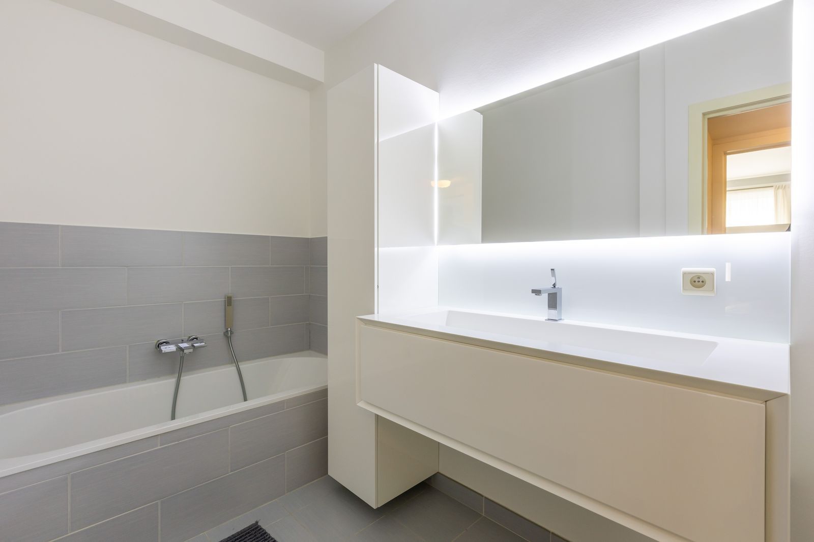 Gerenoveerd appartement met 2 slpk en lateraal zeezicht foto 11