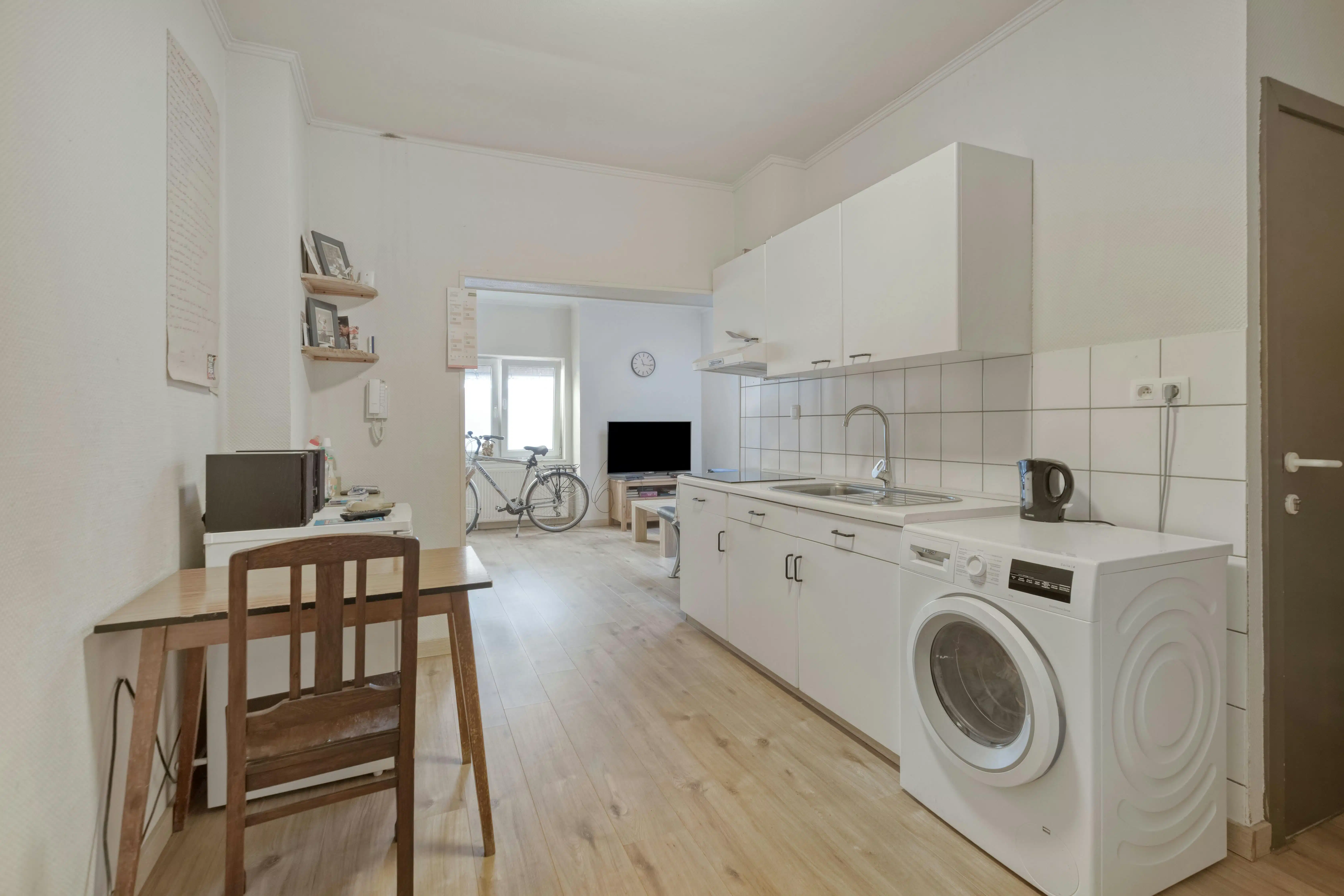 Op te frissen investeringspand met 2 appartementen in hartje Maaseik foto 4