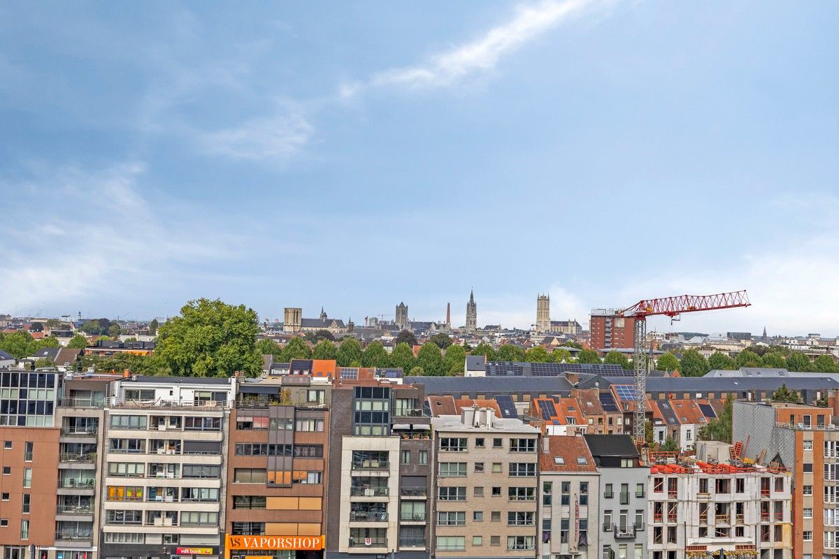 Tweeslaapkamer appartement met mooie verrrezichten over de torens van Gent. foto 15