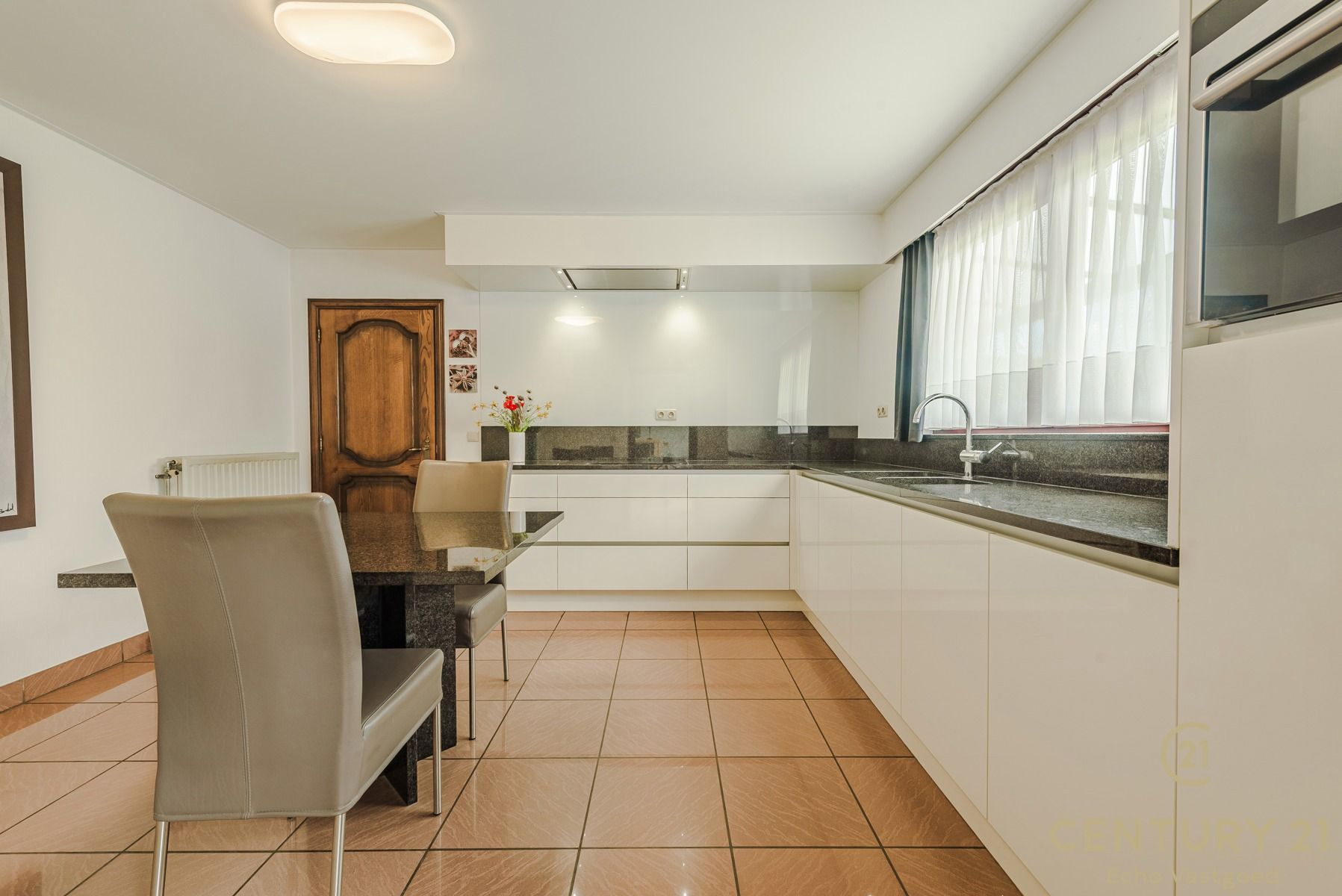 Vrijstaande, ruime instapklare villa met zwembad foto 10