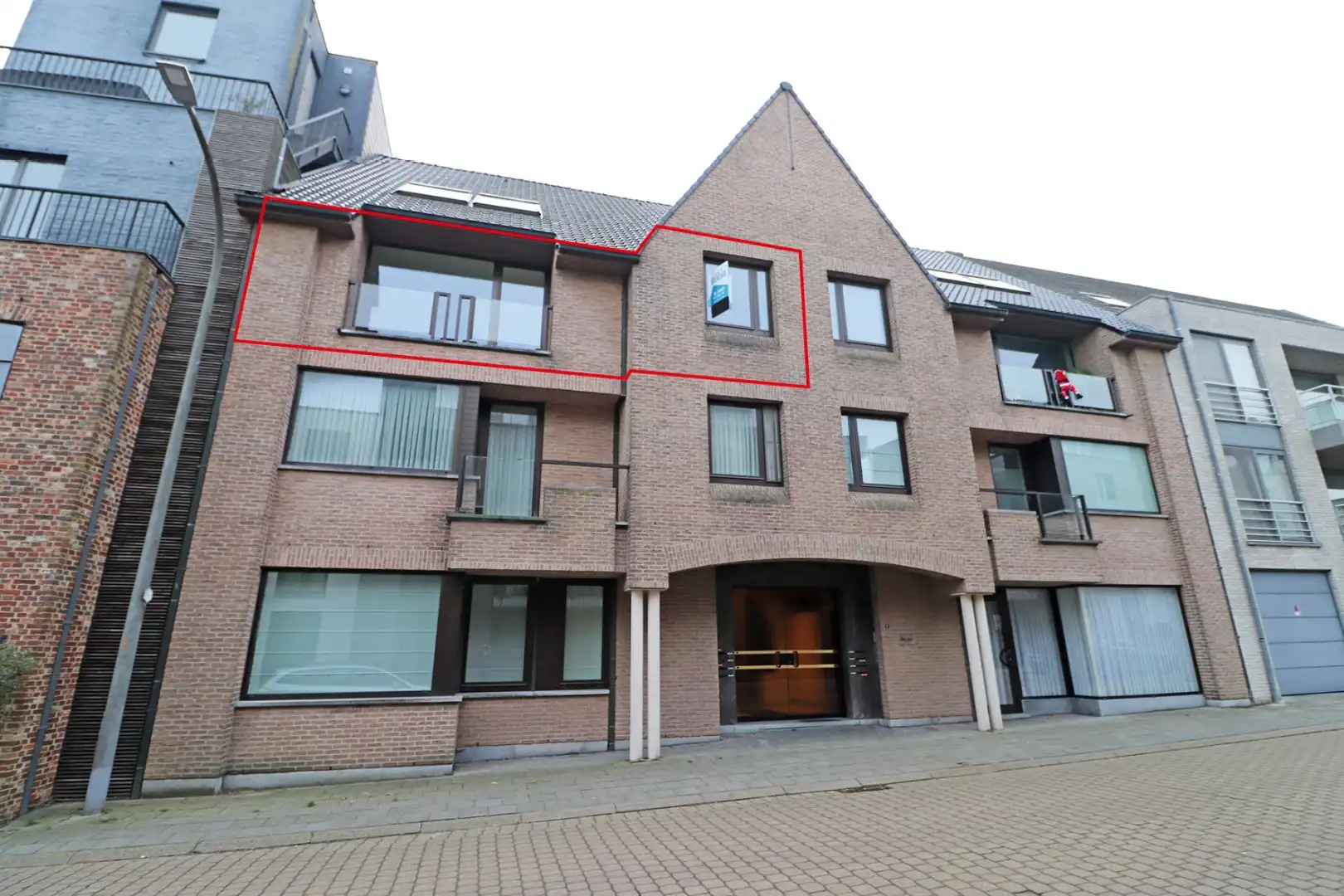 Gerenoveerd appartement met carport foto 2