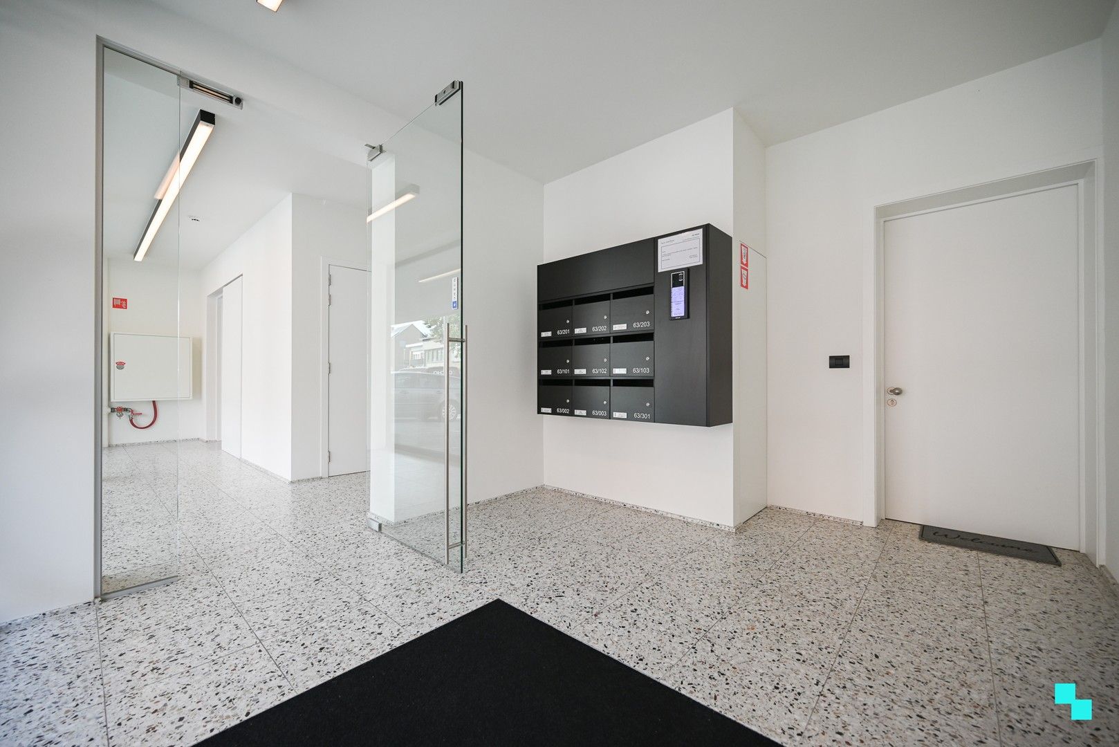 Uitzonderlijk hoogwaardig afgewerkt gelijkvloers appartement langs de Mandel foto 2