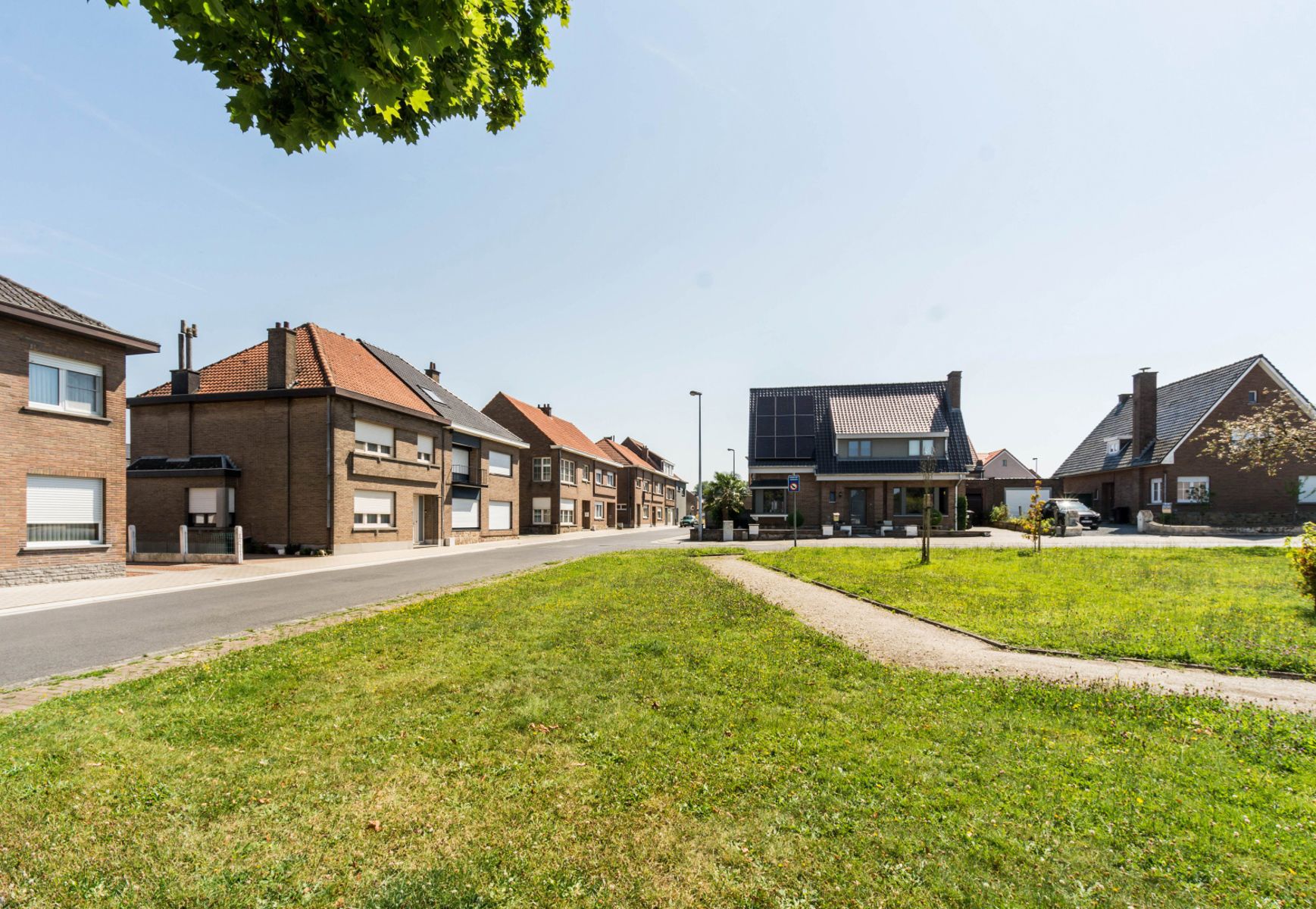 Zeer goed en mooi gelegen driegevelwoning met garage en tuin foto 4