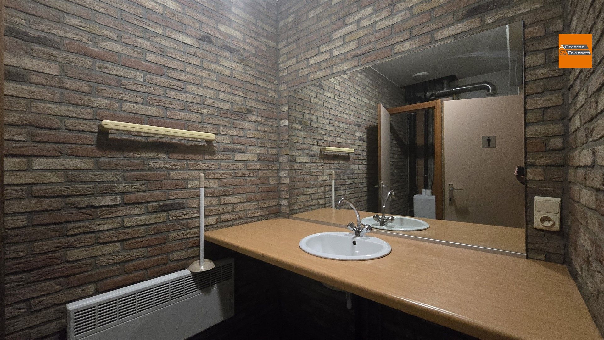 Groot Magazijn/Atelier (1050 m²) met Kantoorruimte (140 m²) te Laken (Mutsaard) foto 27