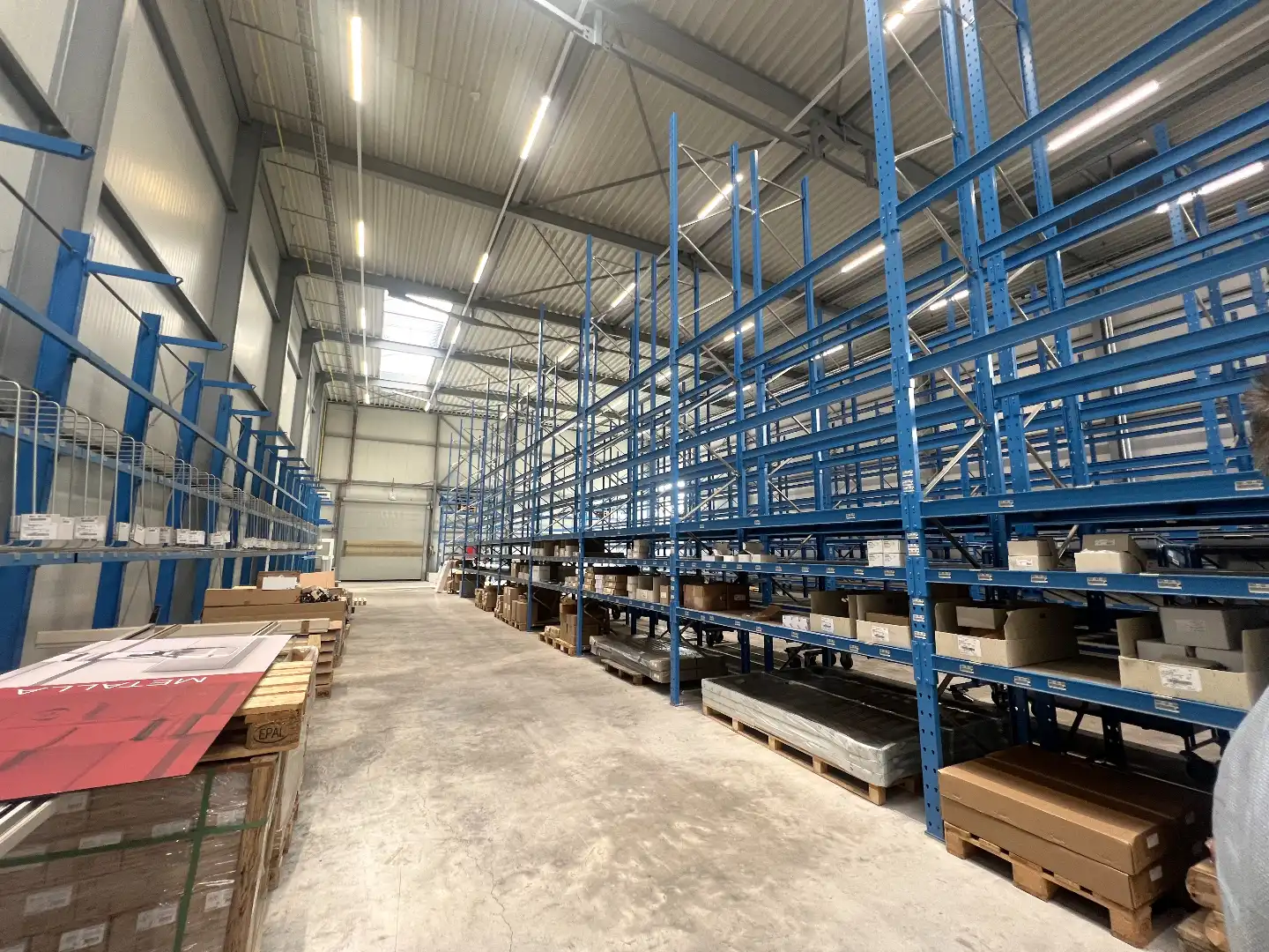 Magazijn met laadkades te huur nabij E17 in Zele foto 4