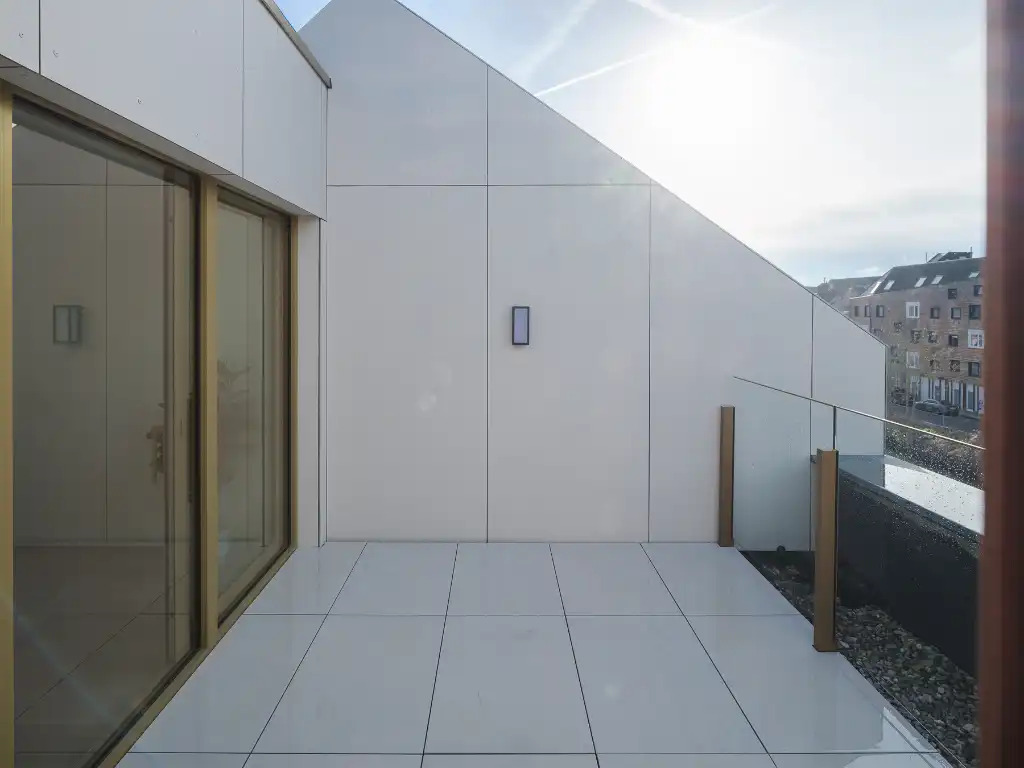 Architecturale nieuwbouw ‘townhouse’ met zicht op het water en meerdere terrassen foto 24