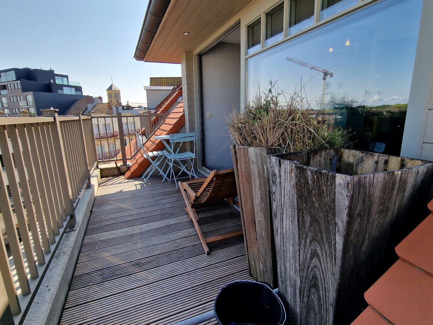 INSTAPKLAAR GEZELLIG DUPLEX APPARTEMENT MET GROOT ZONNETERRAS GELEGEN IN HET CENTRUM EN OP 100 METER VAN HET STRAND VAN DE PANNE foto 6