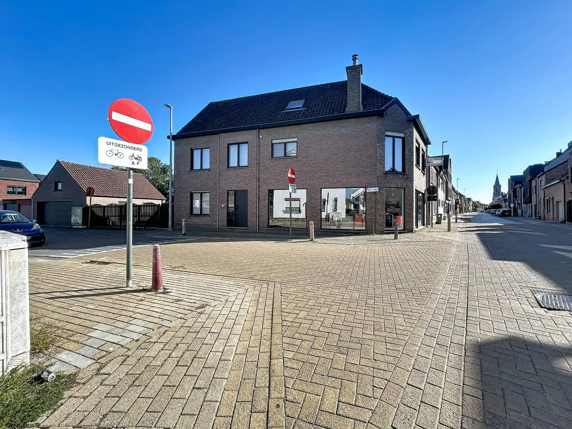 Gezinswoning met handelsruimte en  dubbele garage op toplocatie foto 23