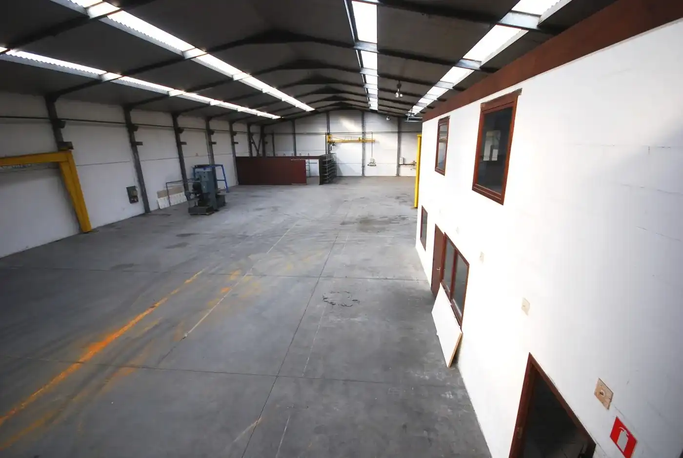 VEELZIJDIGE RUIME LOODS VAN 1150 M² MET BURELEN EN TOONZAAL  foto 10