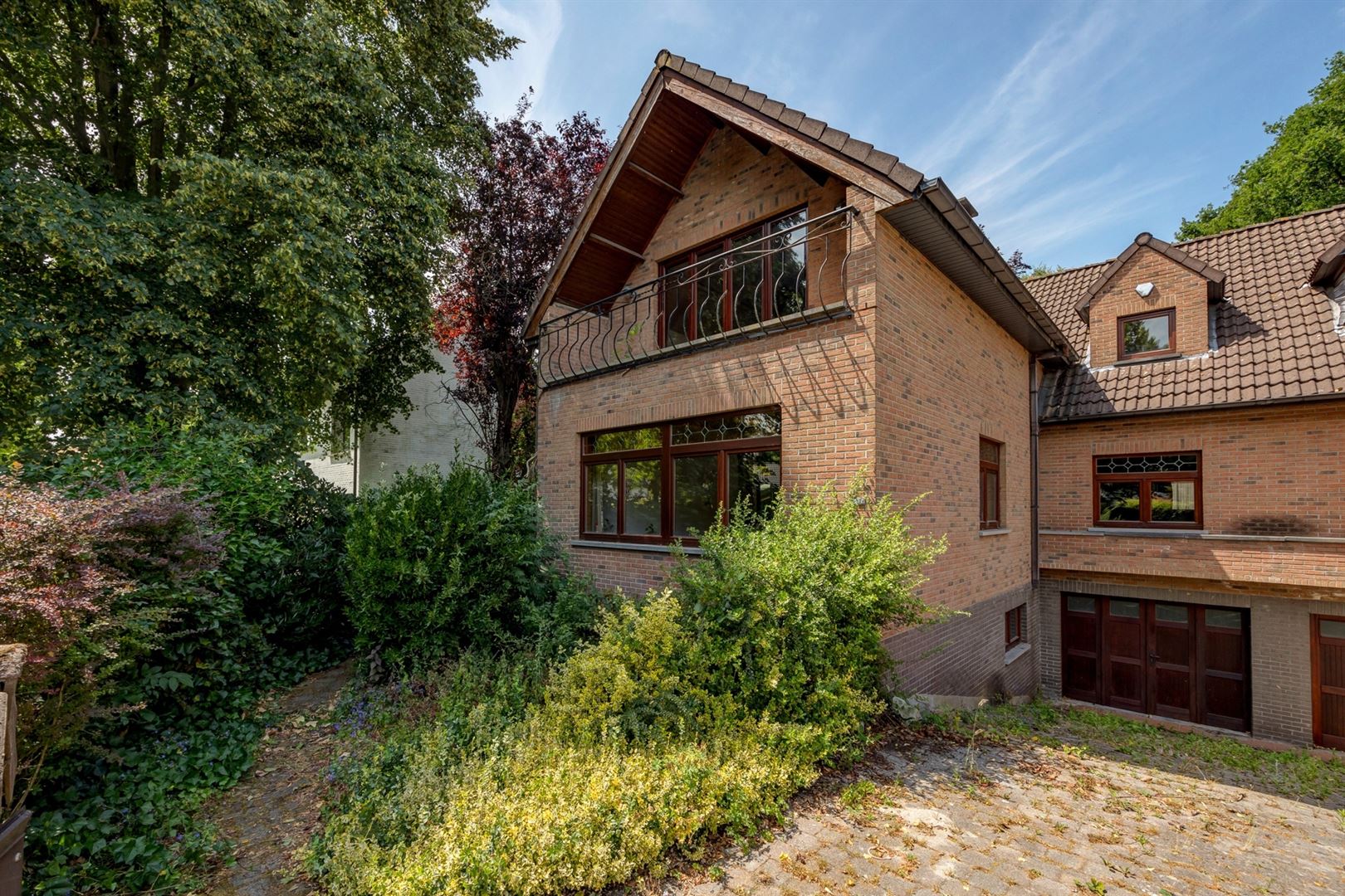 Karaktervolle half open villa met grote tuin 1.189m² in een rustige straat. foto 2