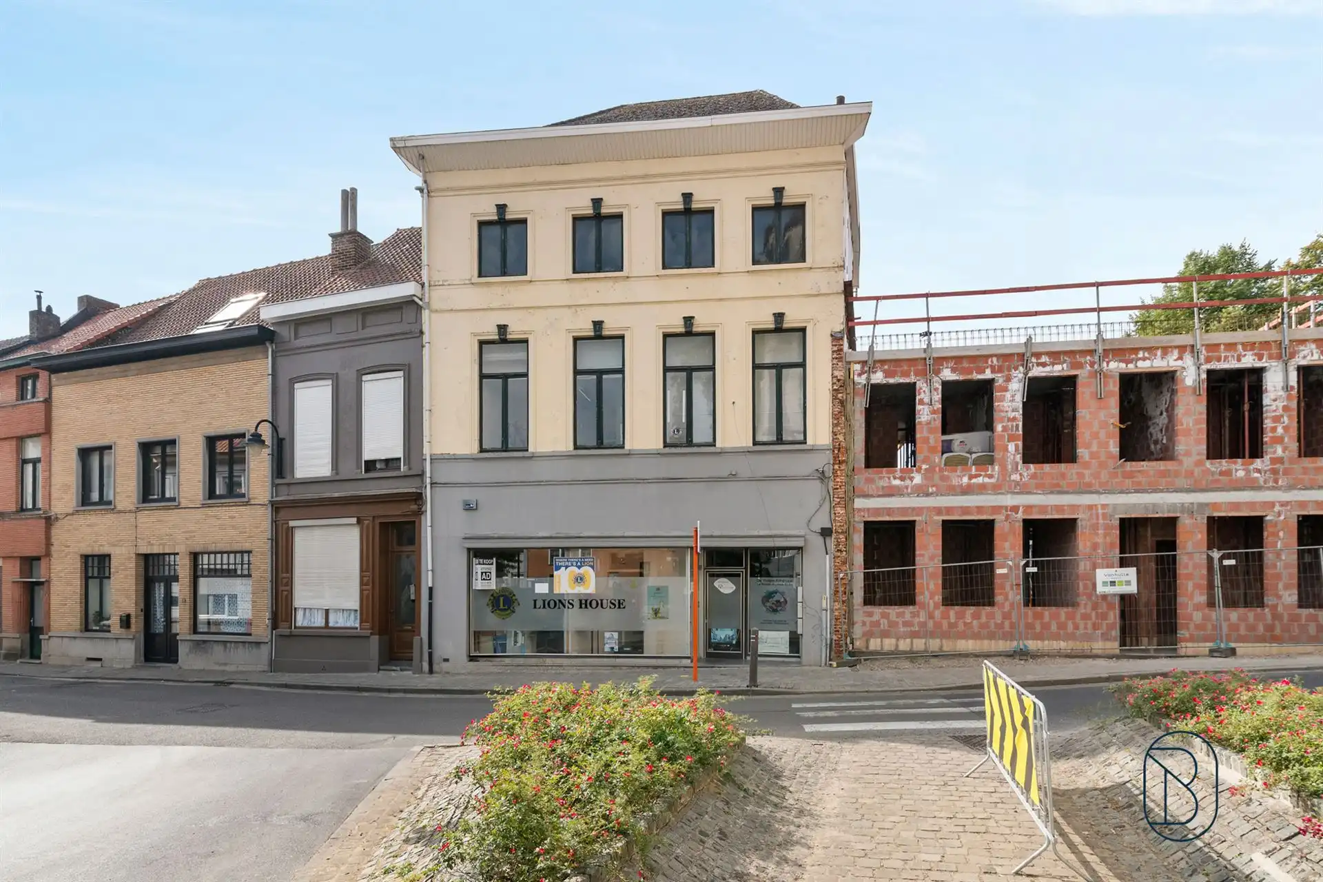 TOPgelegen project: herenwoning, garages, woonst en app. foto 3