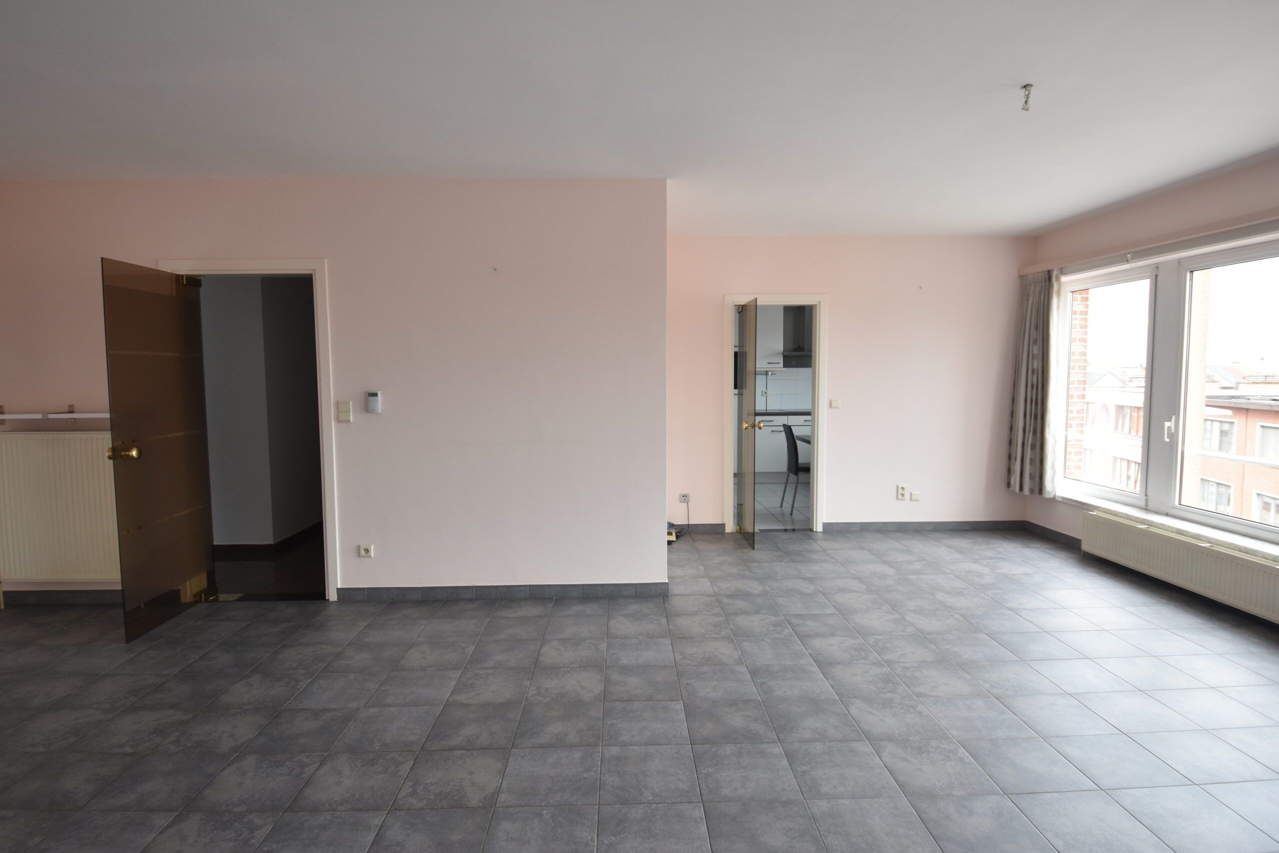 Stijlvol en ruim appartement met 3 slaapkamers en zonnig terras. foto 4