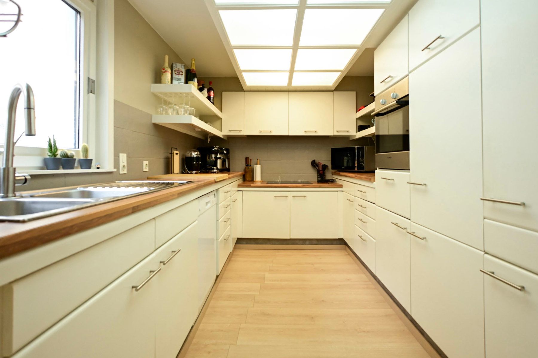 Ruim gerenoveerd herenhuis in Oostende. foto 4