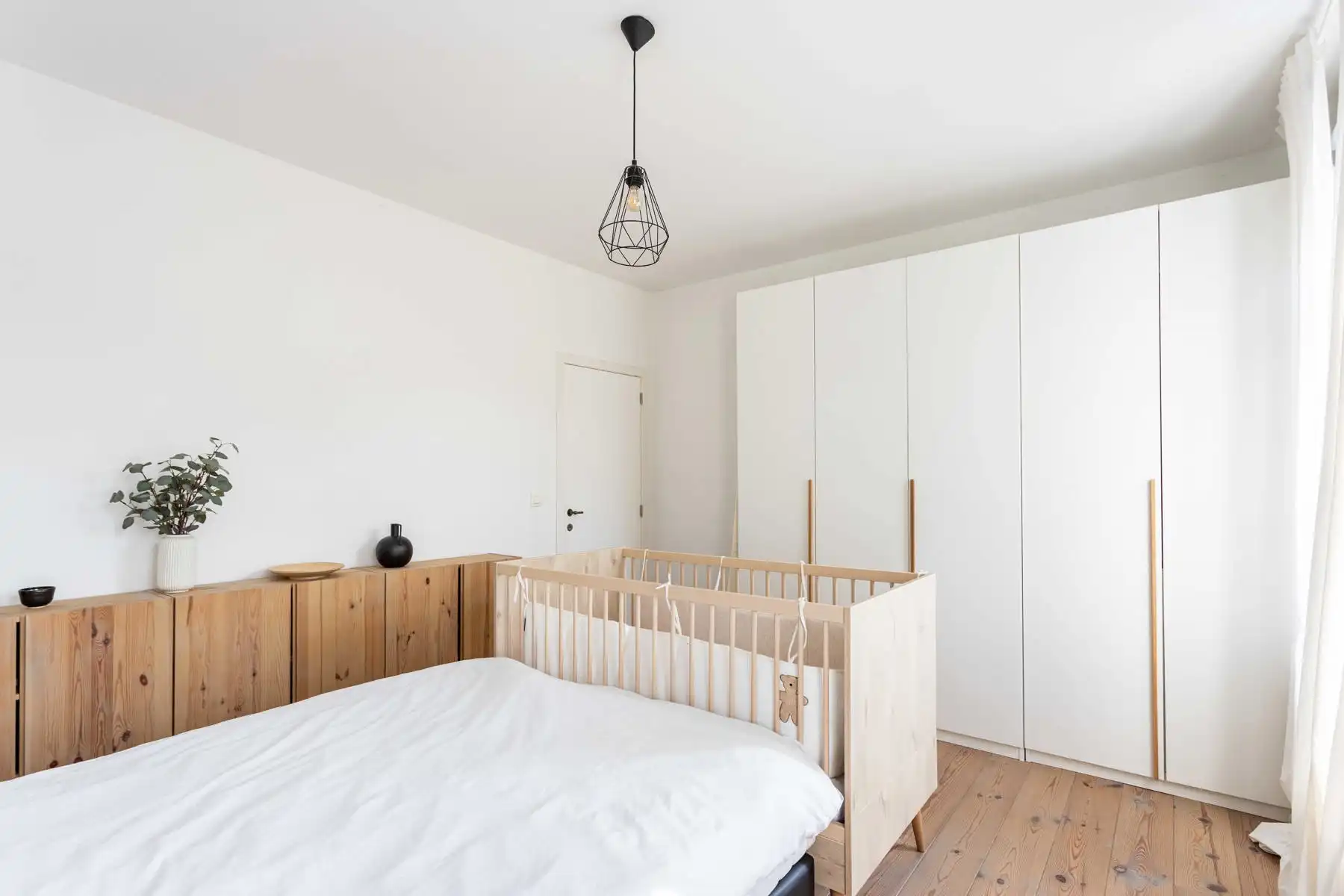 Instapklare totaal gerenoveerde woning in verkeersluwe straat! foto 13