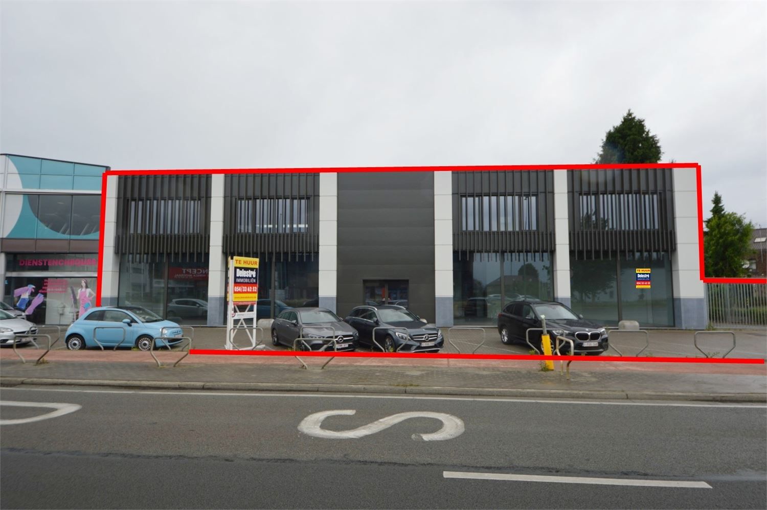 COMMERCIEEL GEBOUW BAANLOCATIE MET PARKING NABIJ MCDONALDS foto {{pictureIndex}}