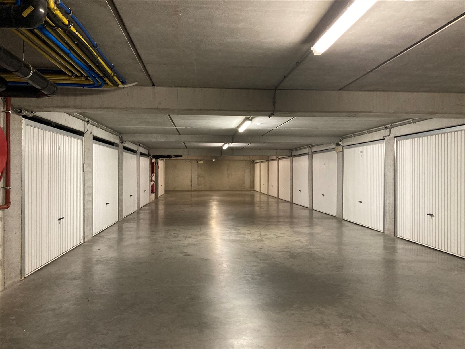 ondergrondse gesloten garagebox te huur foto {{pictureIndex}}