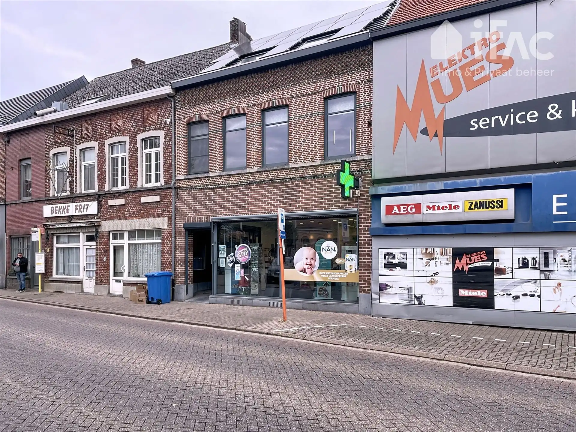 Opbrengsteigendom met basisakte handelspand + appt 2slpks foto {{pictureIndex}}