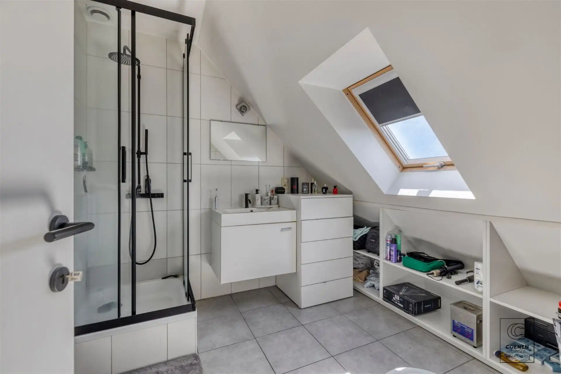 Instapklaar, recent gerenoveerd dakapp. van 55 m² te Geel! foto 8