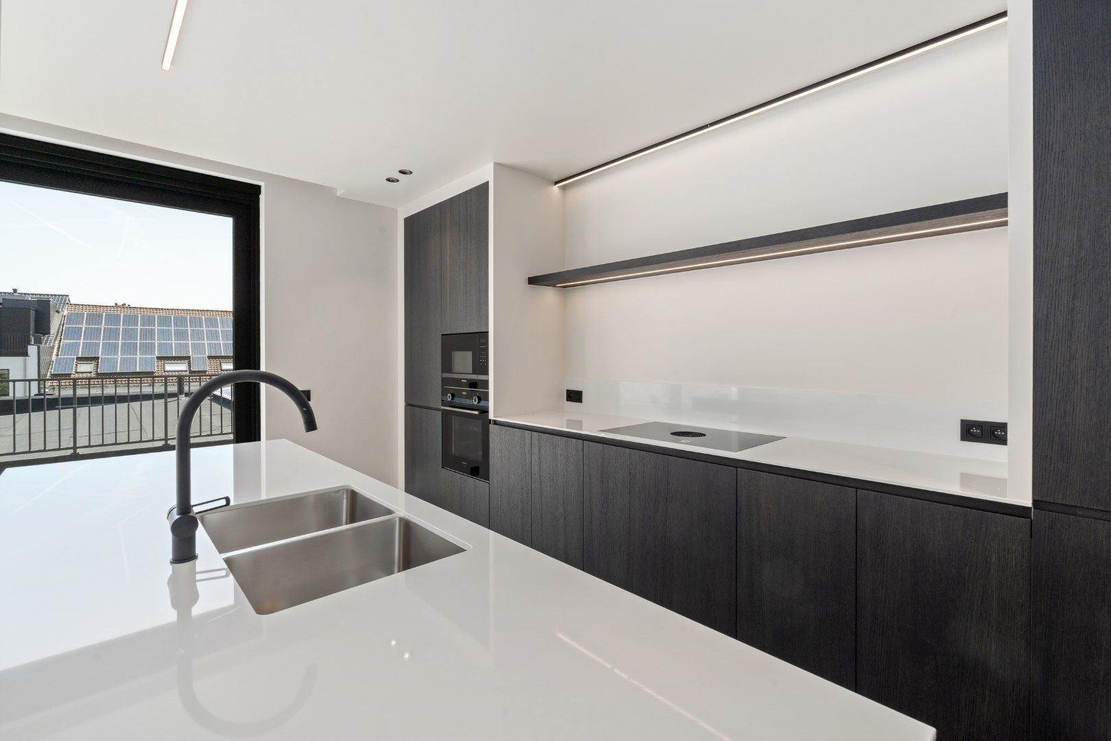 Volledig gerenoveerd duplex appartement met ruim terras en autostaanplaats foto 3