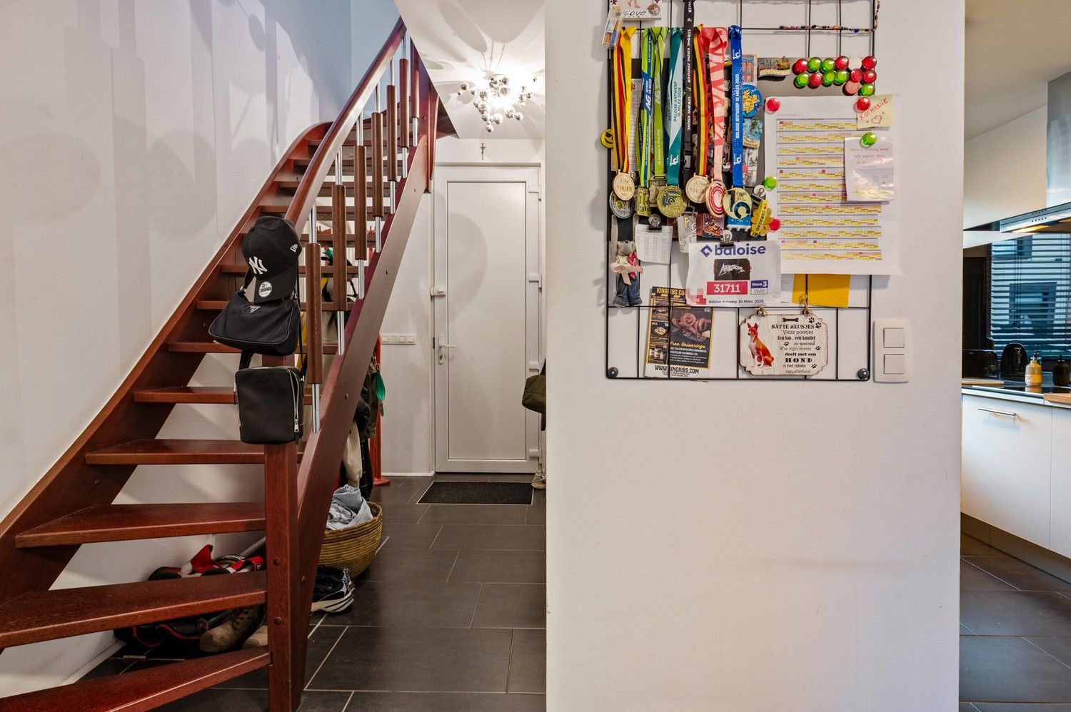 Instapklare woning met 4 slaapkamers, garage en tuin te Berchem! foto 2