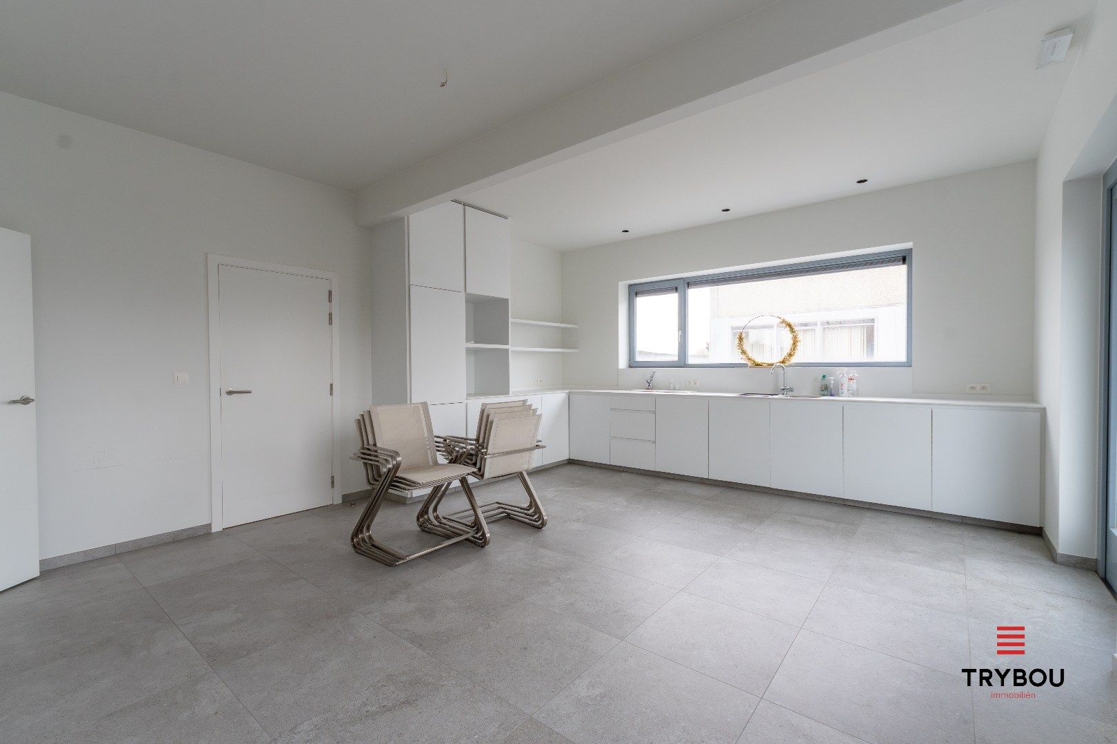 Groot kantoorgebouw op toplocatie te Ieper foto 12