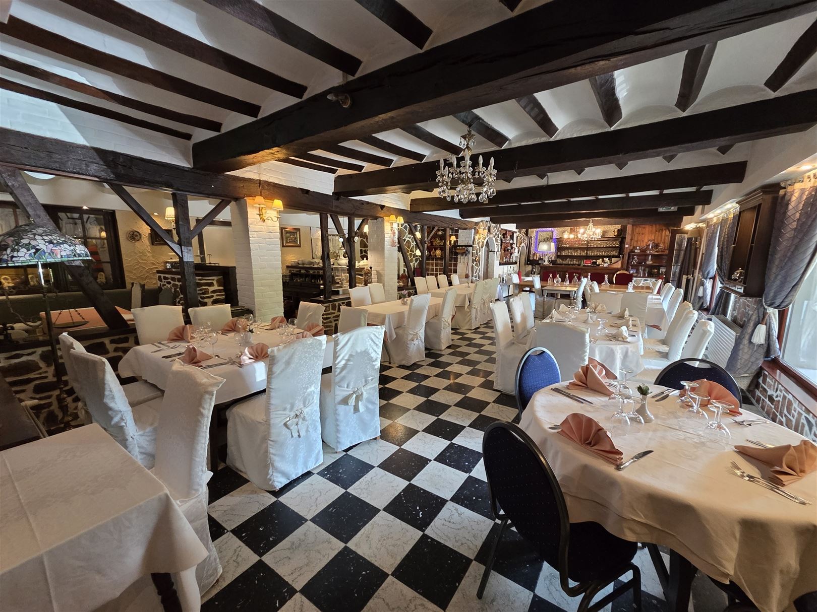 Veelzijdig gebouw: restaurant, hotel en feestzaal te Rebaix foto 6