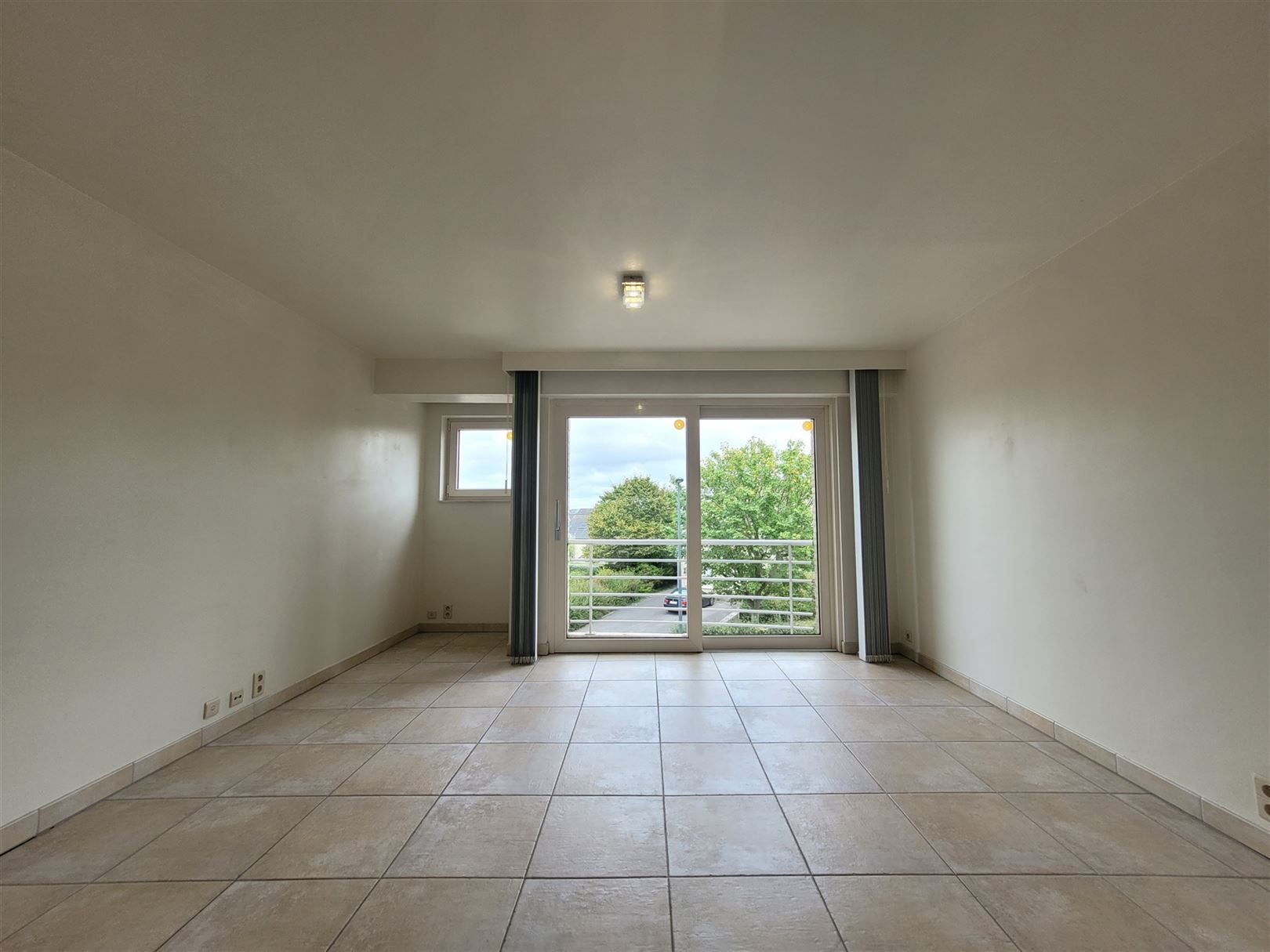 Ongemeubeld 2-slaapkamerappartement met garage foto {{pictureIndex}}