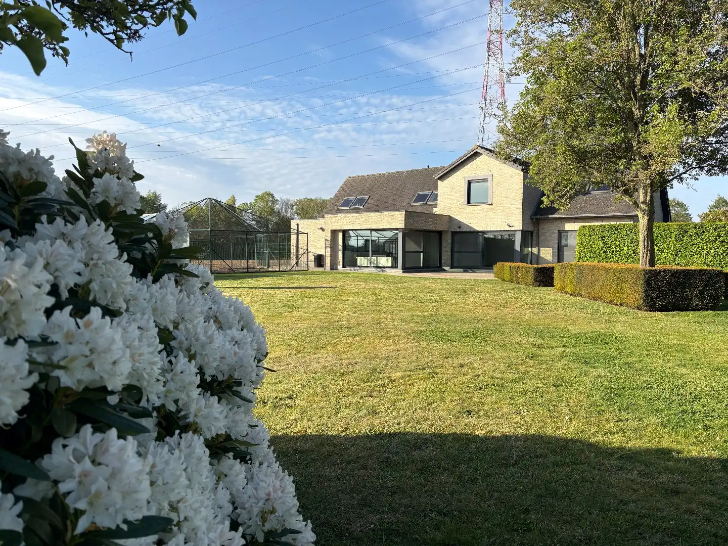 Prachtig domein met luxueuze instapklare villa, grote tuin en landbouwgrond in Hulste foto {{pictureIndex}}