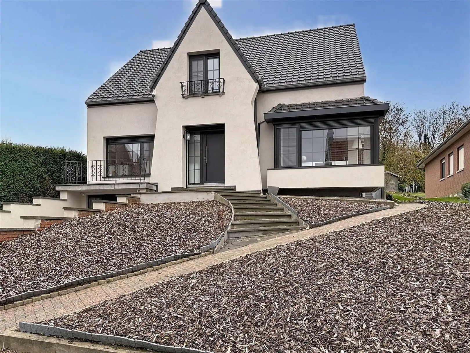 Ruime gerenoveerde woning, 5 slpks, 2 bdks, tuin, 11a 11ca  foto {{pictureIndex}}
