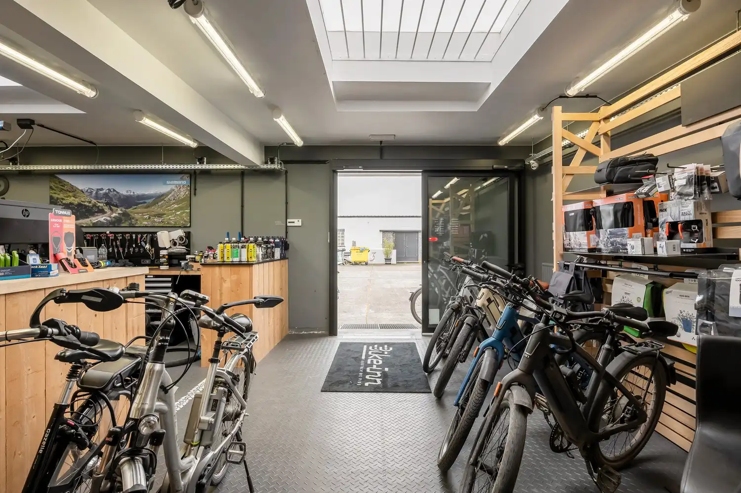 Opbrengsteigendom te koop – Handelsgelijkvloers + magazijnen foto 10
