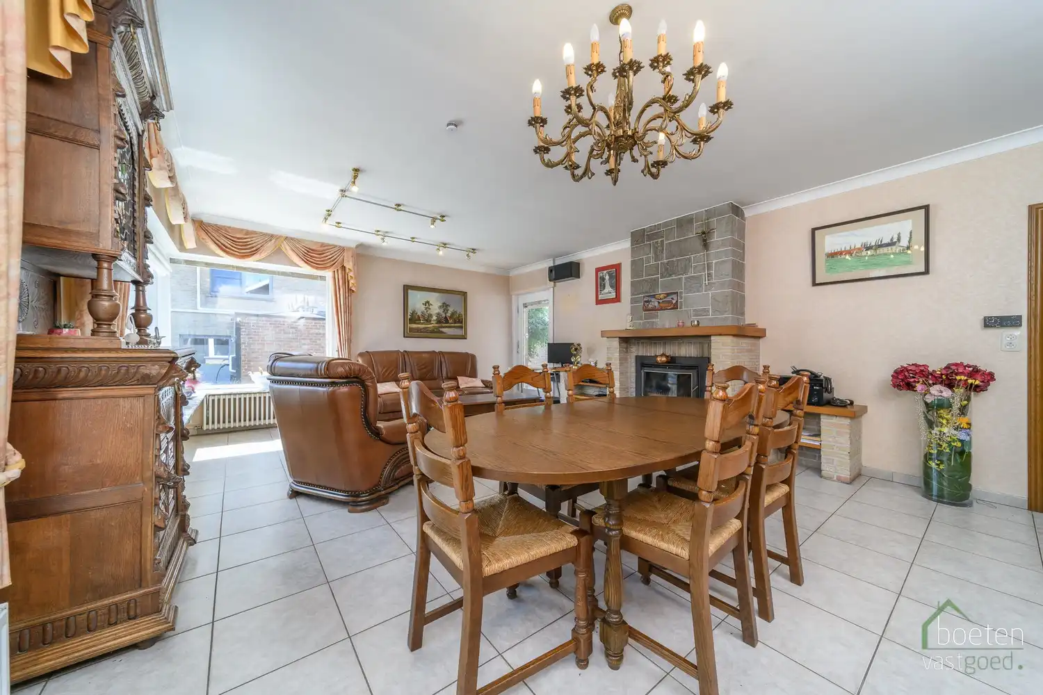 BEVEREN AAN DE IJZER: Zeer degelijke villa-bungalow met alle leefruimtes op het gelijkvloers, ruime garage en tuin op 772m² totale grondopp. foto 4