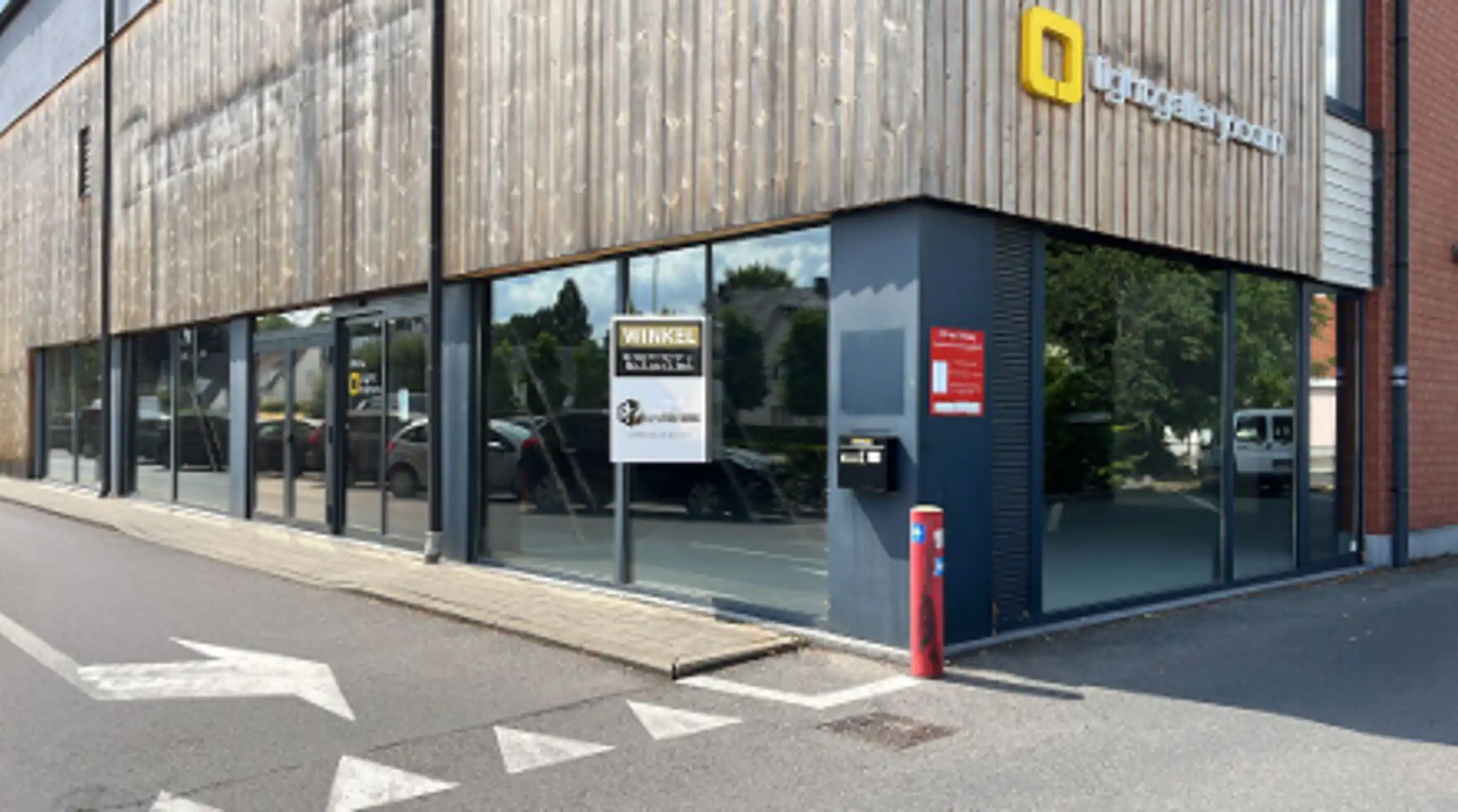 Winkelruimte te huur op de Kotrijksesteenweg te Gent. foto {{pictureIndex}}