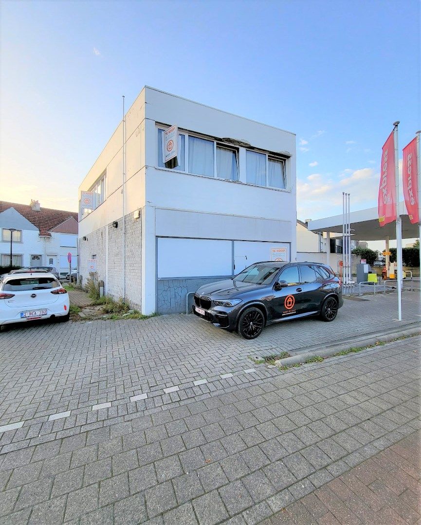 Commercieel gelijkvloers + appartement. foto {{pictureIndex}}