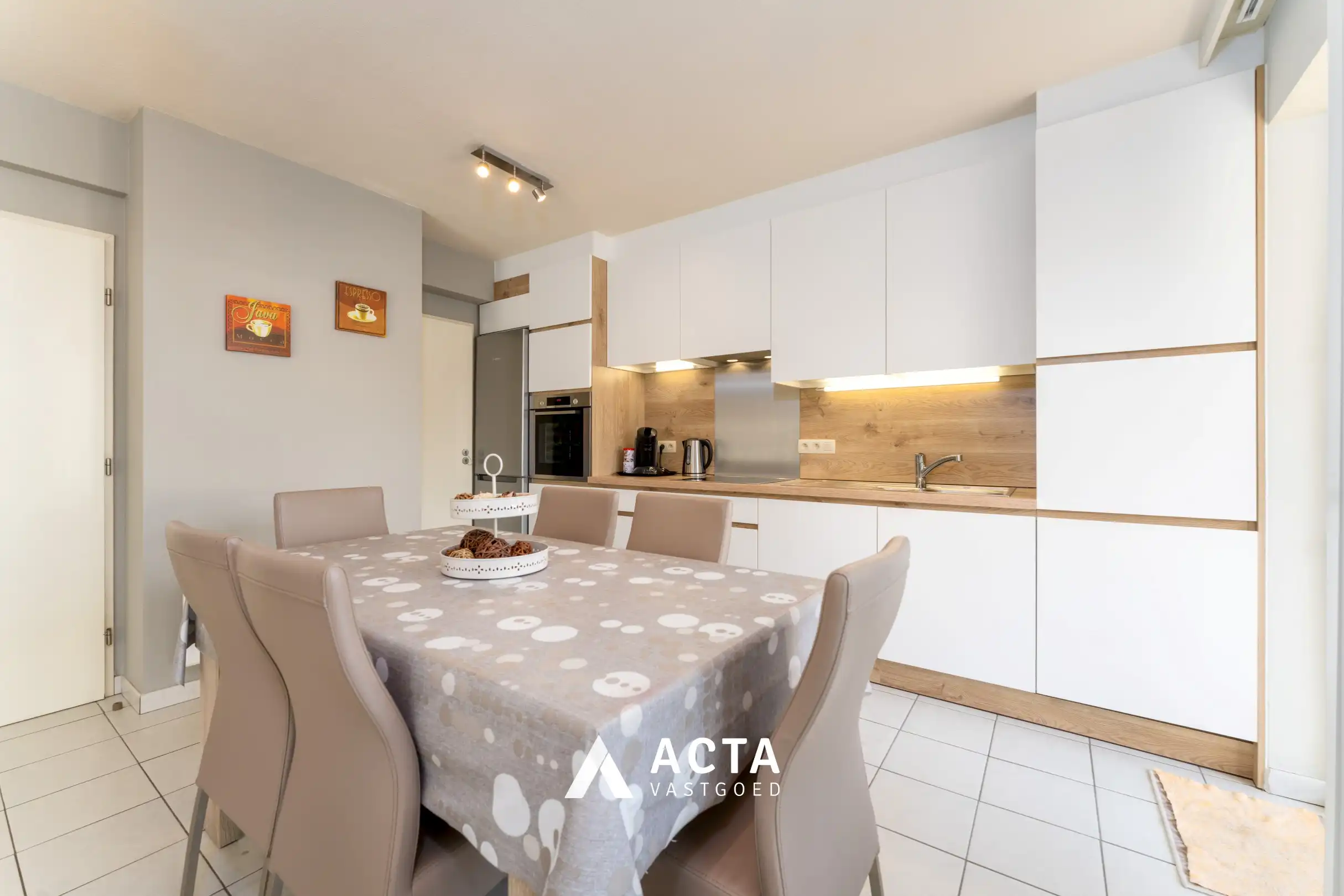 Instapklaar hoekappartement met twee slaapkamers in Mariakerke foto 2