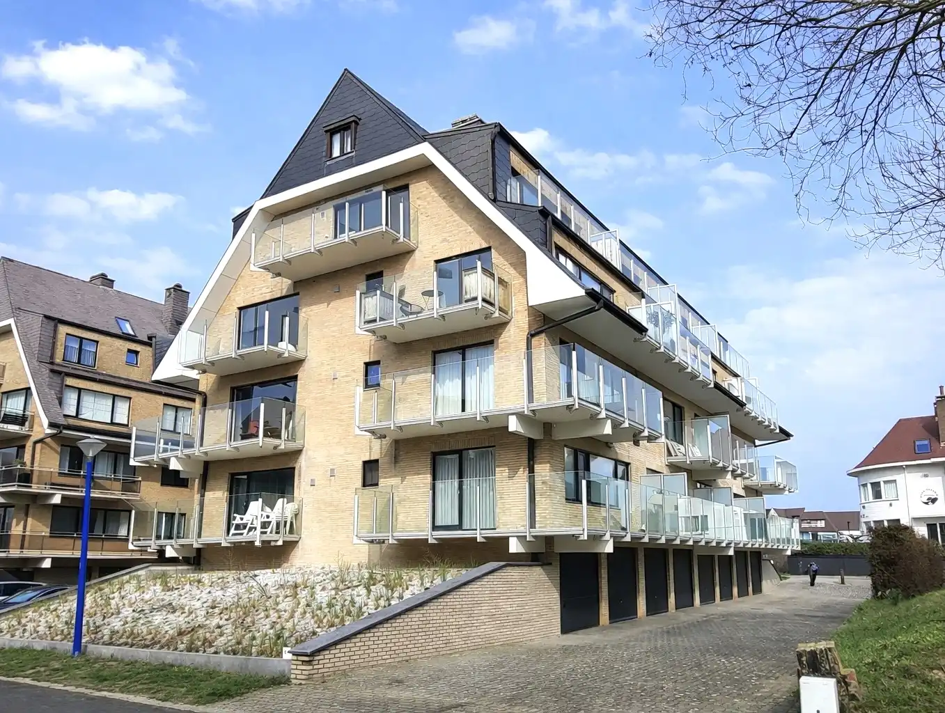 Prachtig appartement met ruim zonneterras op toplocatie in Koksijde vlak bij het strand!  foto {{pictureIndex}}