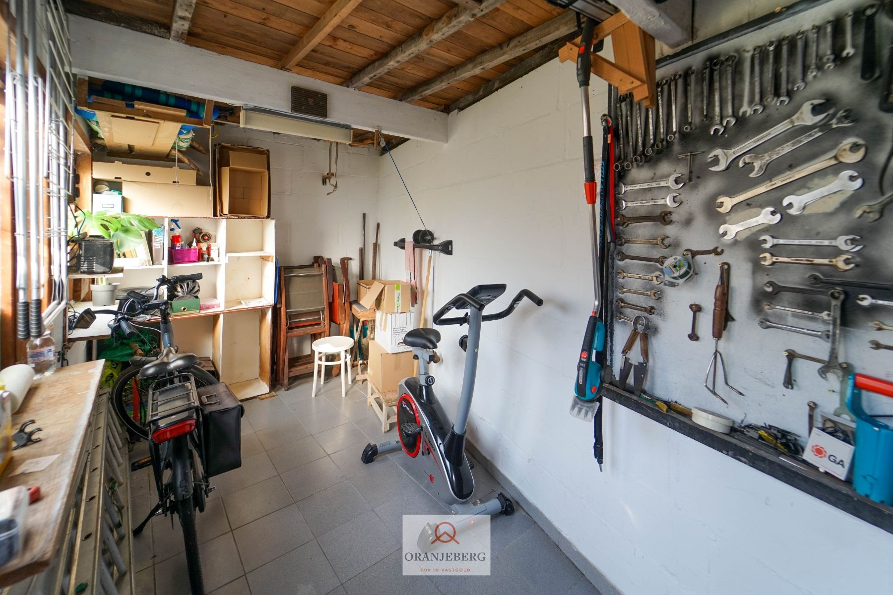 COMPROMIS IN OPMAAK! Charmante halfopen woning met oprit, tuin én garage te koop nabij UZ foto 22