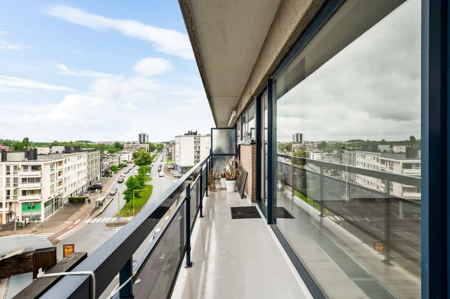 Instapklaar appartement met 2 slaapkamers, terras en autostaanplaats op centrale ligging in Merksem! foto 9
