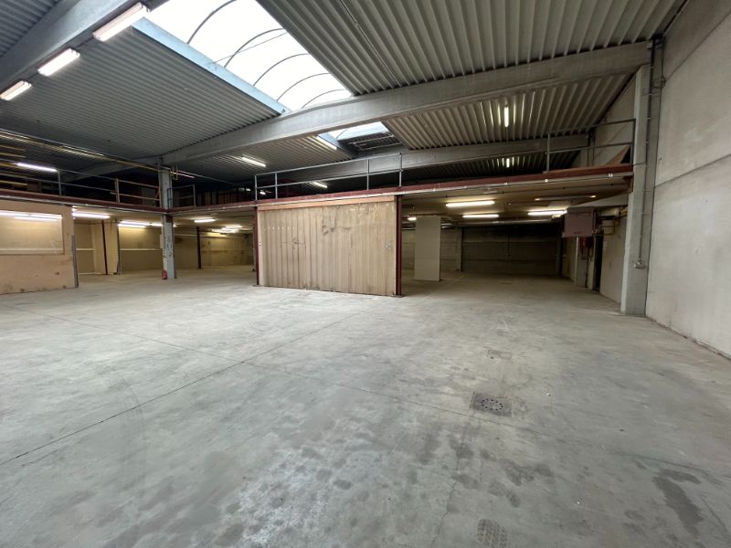 Uitstekend KMO-gebouw met Magazijn, Kantoren, Mezzanine en Parkeerfaciliteiten foto 7