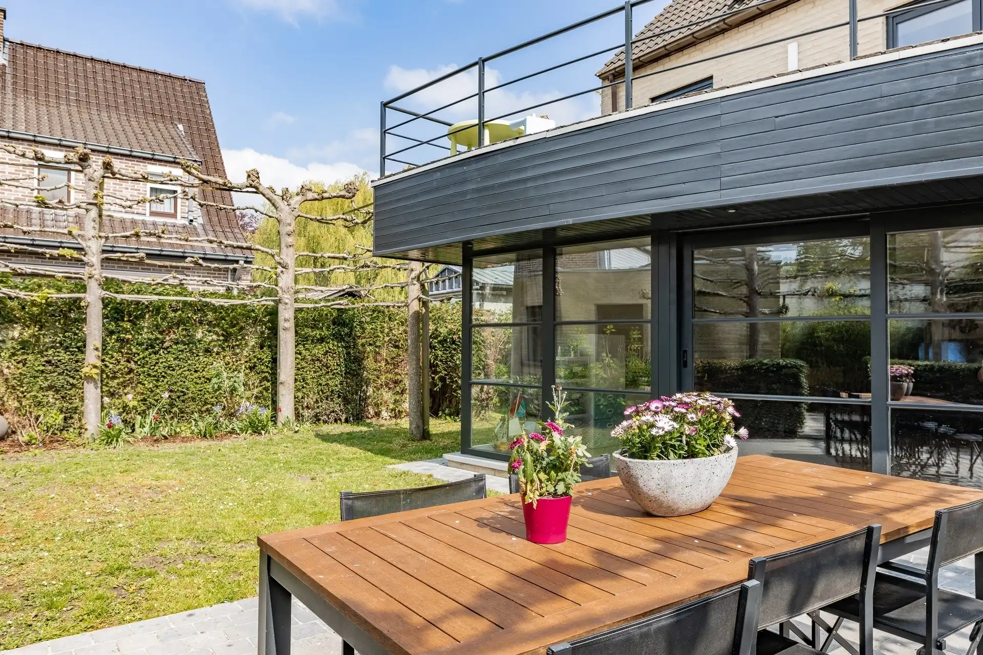 Instapklare en ruime gezinswoning met 5 slaapkamers, zonnige tuin en extra praktijk-/kantoorruimte op topligging te Aalst  foto 30