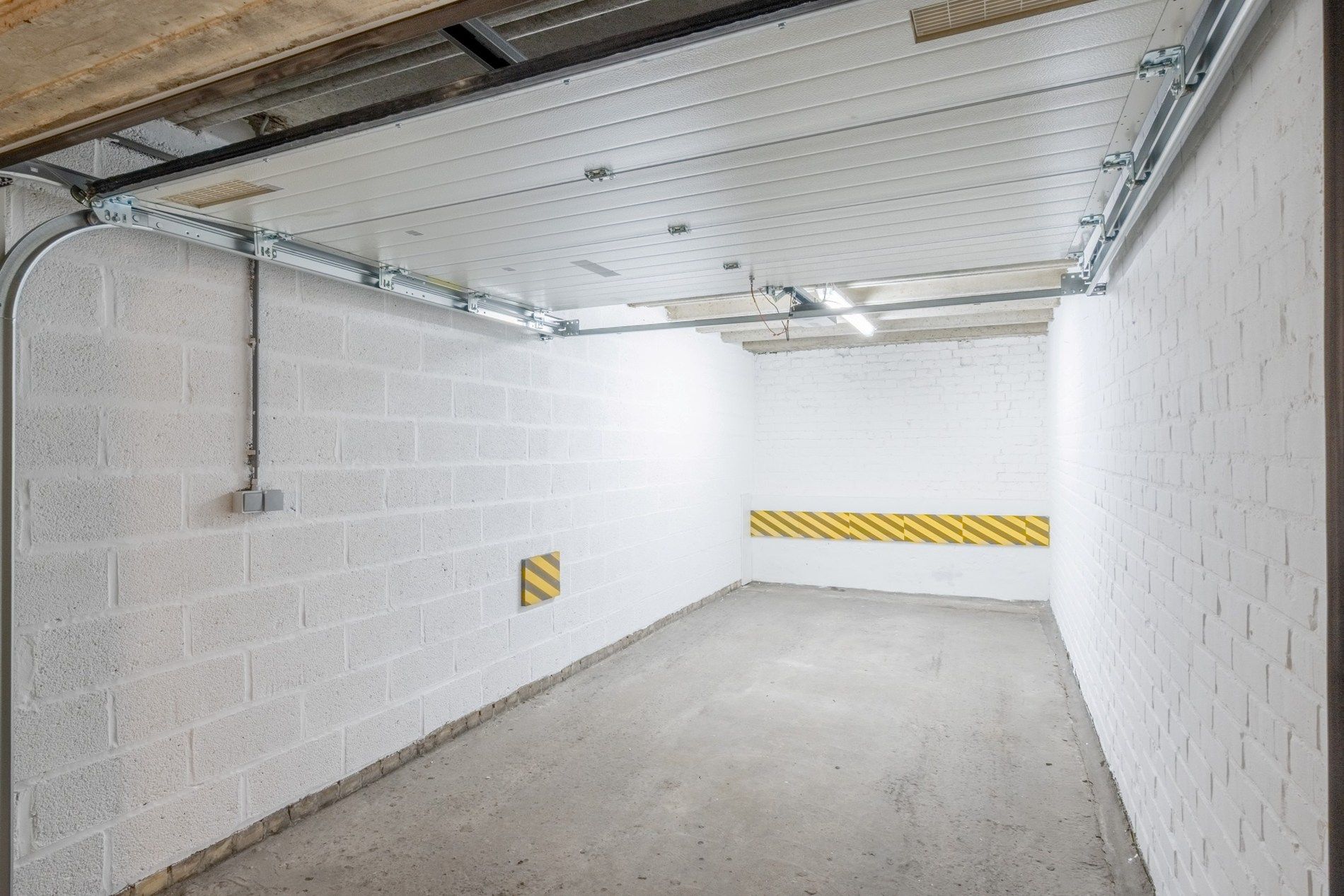 Gesloten garagebox aan de Komvest te Brugge foto 3