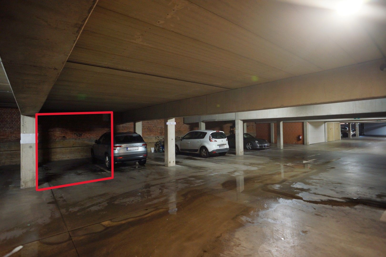 Ondergrondse staanplaats tegenover station Genk foto {{pictureIndex}}