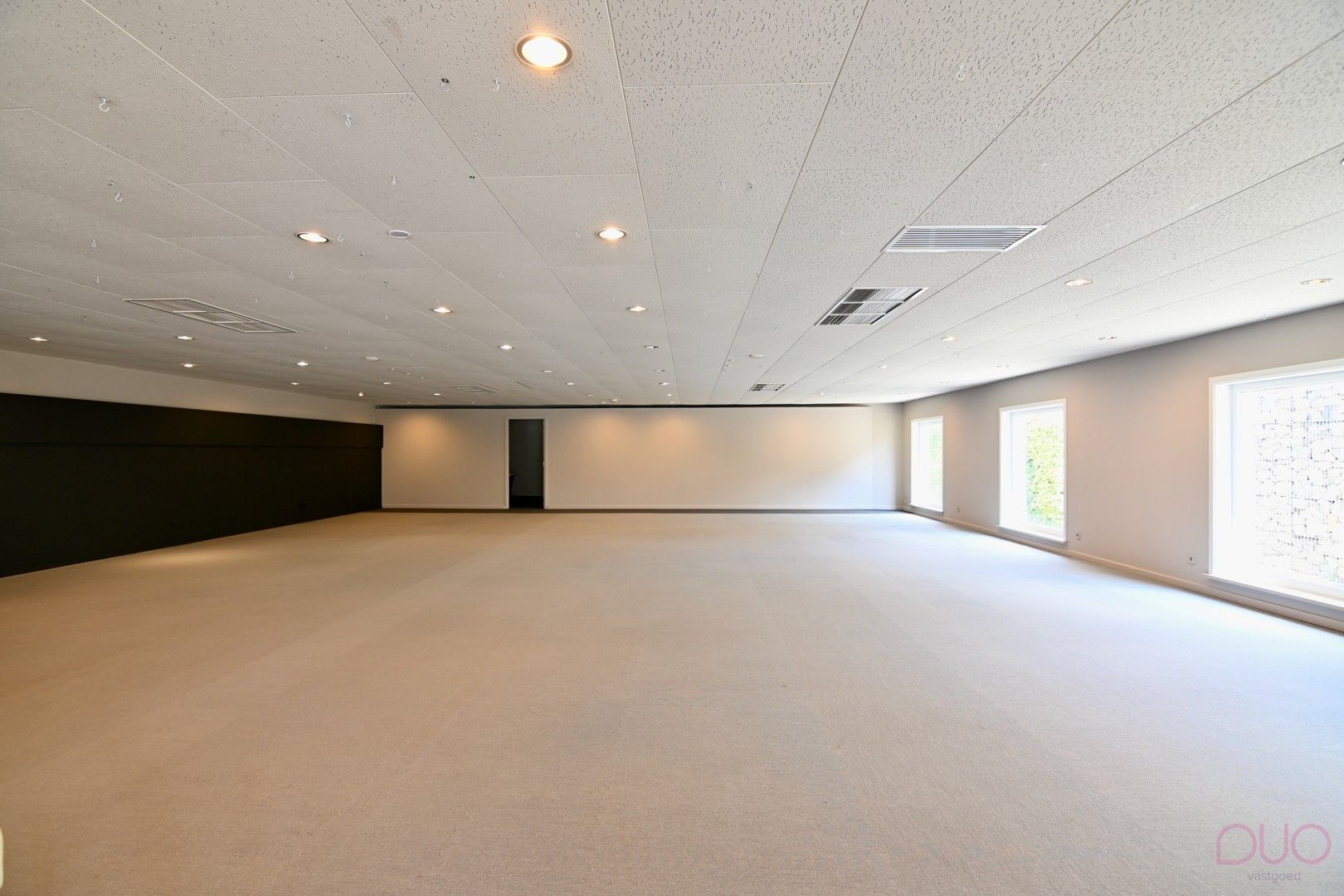 Ruim handelspand van ca. 300m2, met werkruimte in kelder en bovenliggende woonst van ca. 117m2 foto 4