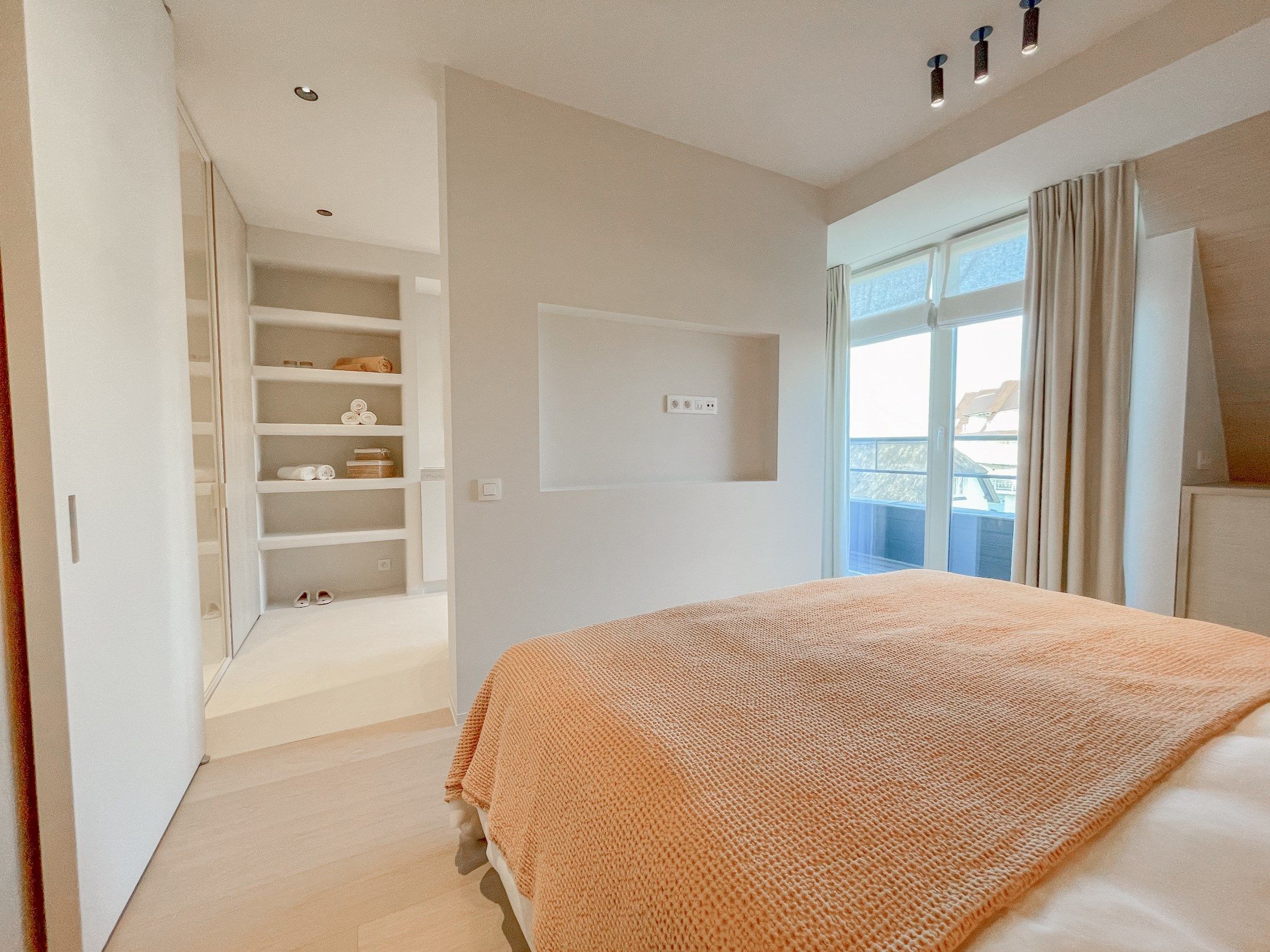 Uniek gelegen hoekappartement met ruime terrassen gelegen op de Wandeldijk in het Zoute. foto 16
