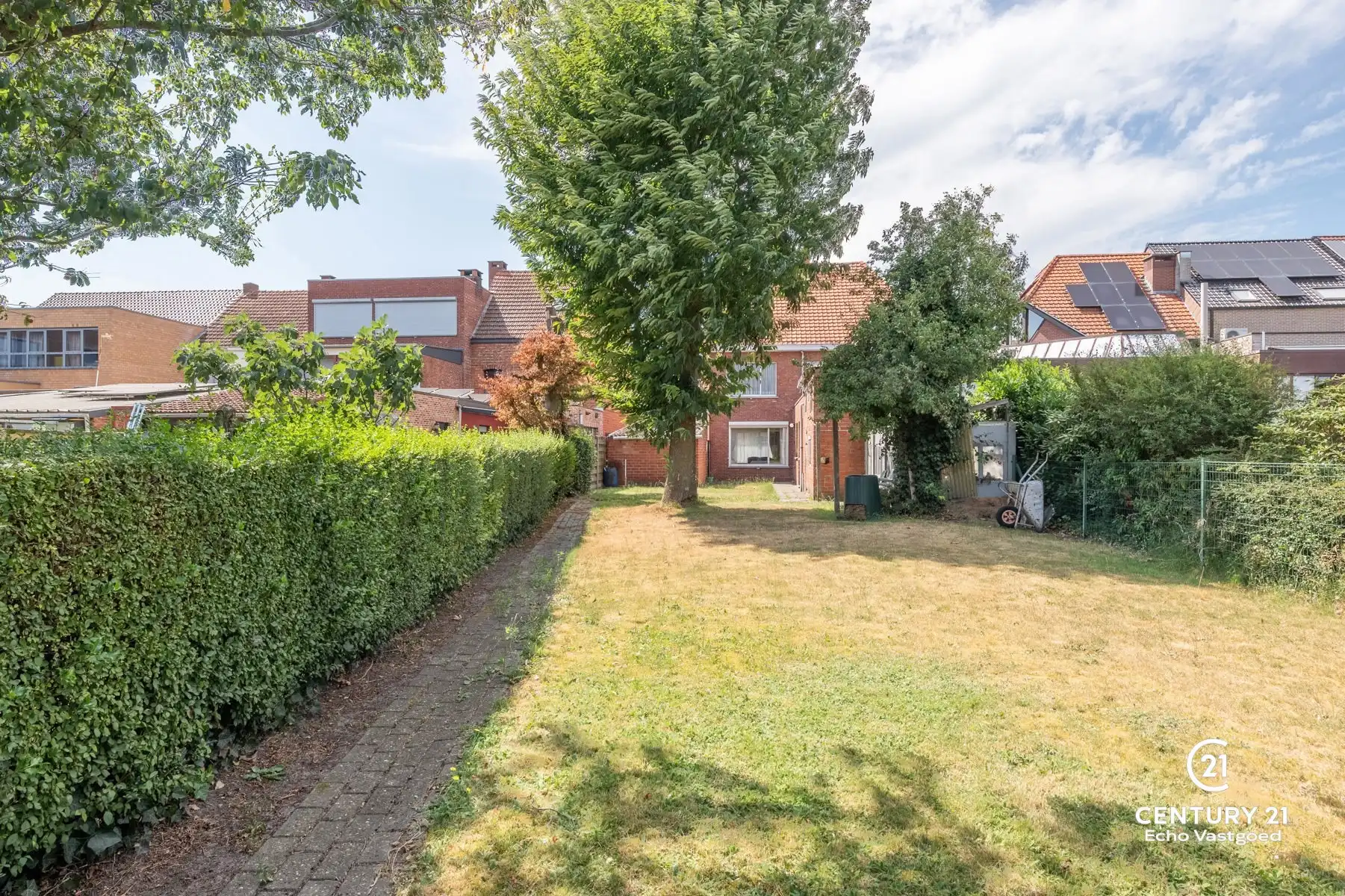 Karaktervolle te renoveren halfopen bebouwing op toplocatie foto 2