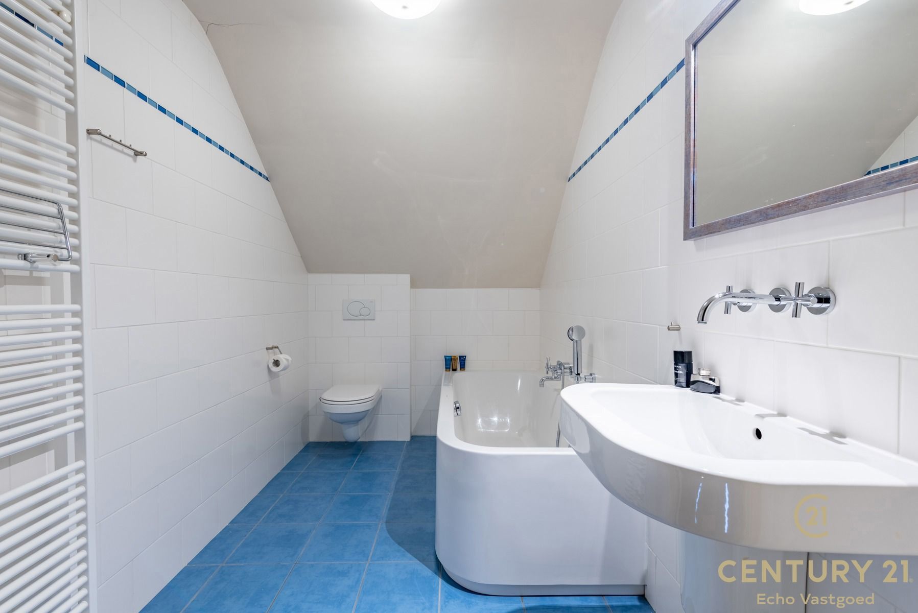 Riante villa met 5 slaapkamers, 4 badkamers en binnenzwembad foto 21