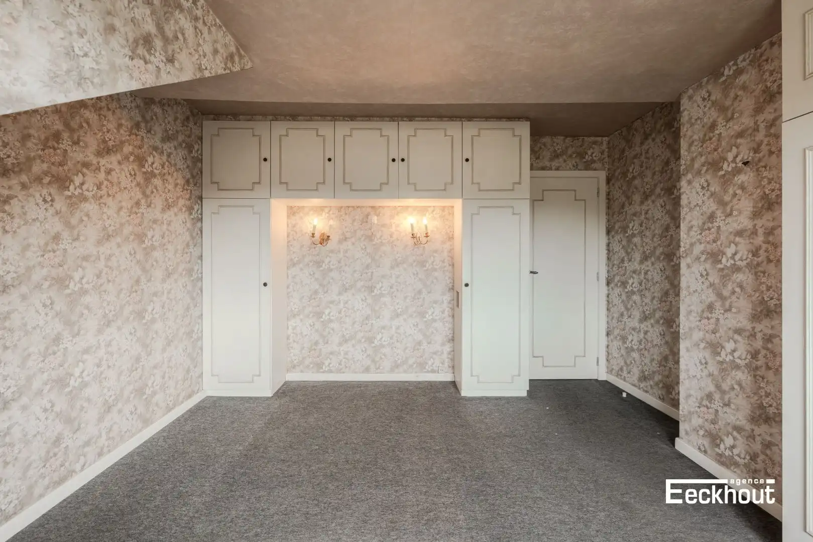 Te moderniseren woning op goede ligging met garage en tuin! foto 14