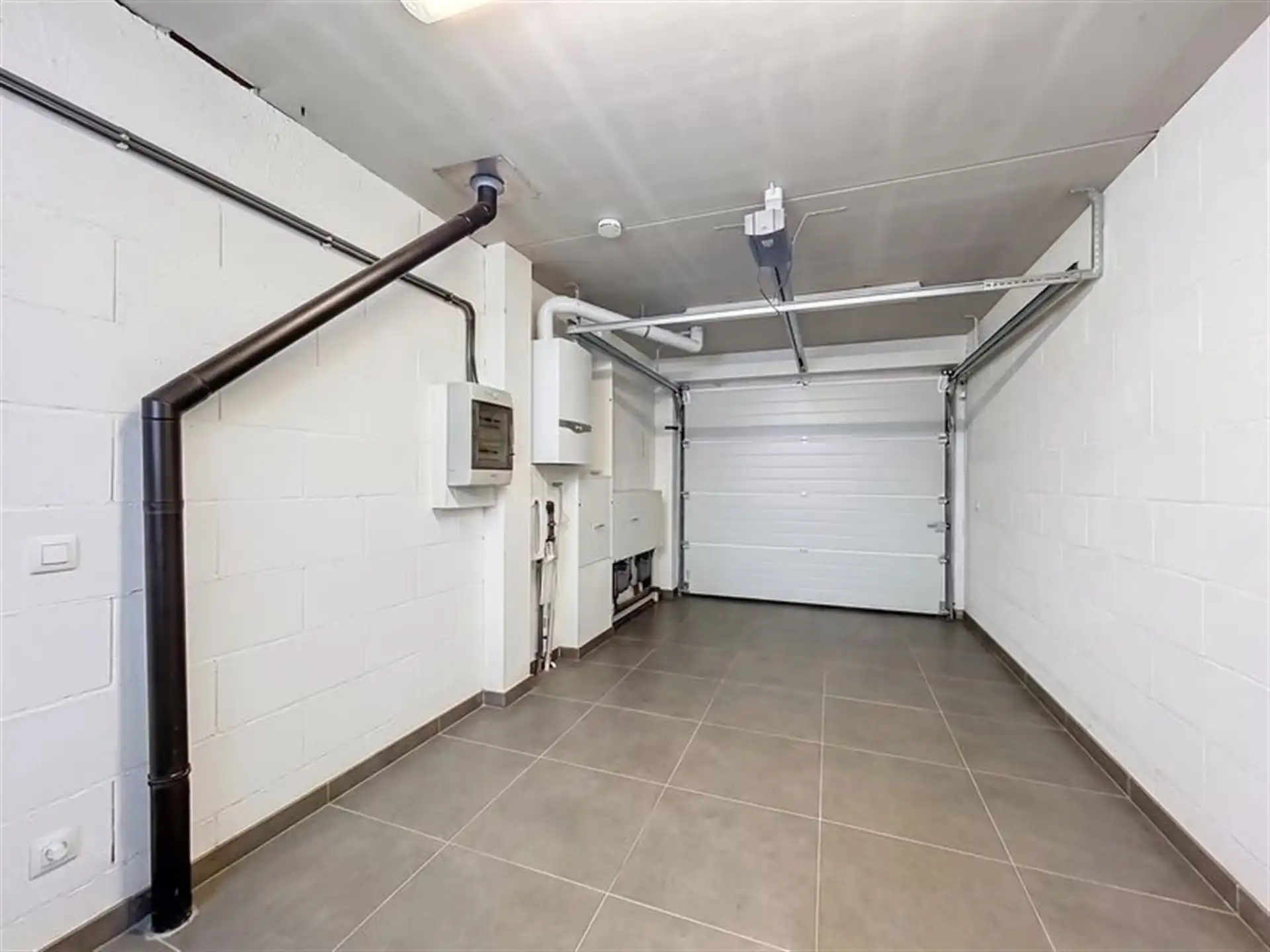 Moderne BEN gezinswoning met 4 slaapkamers, garage en poolhouse op perceel van 347m² foto 22