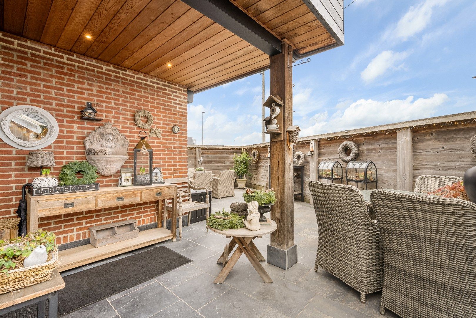 Luxueus vernieuwde 3-gevel woning op toplocatie. foto 2