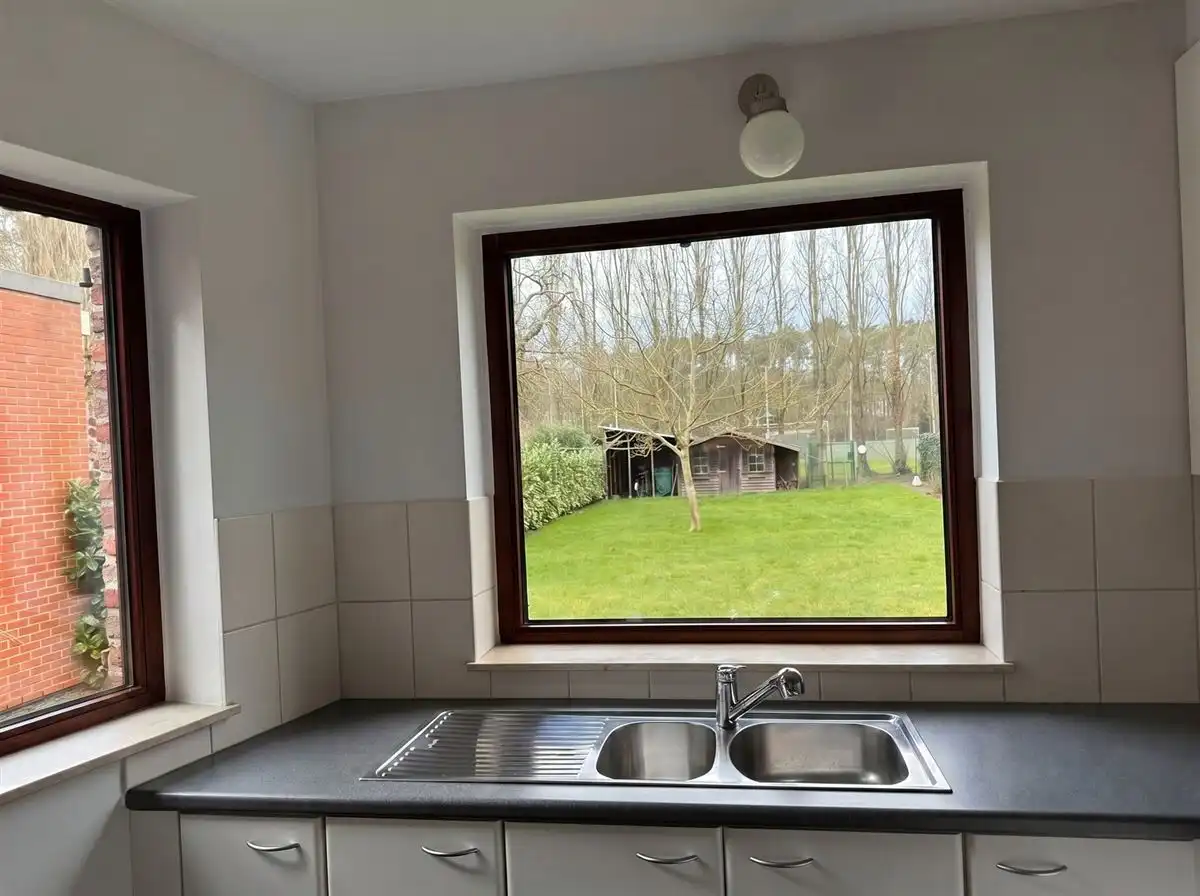 Ruime gezinswoning met grote tuin in groene omgeving foto 13