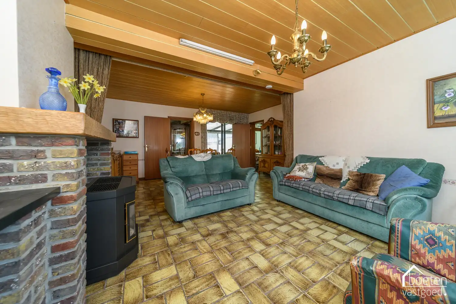 Veurne: Te renoveren stadswoning met heel wat mogelijkheden, 4 à 5 slpks, zonnig tuintje en dubbele garage op 236m² grondopp. foto 3
